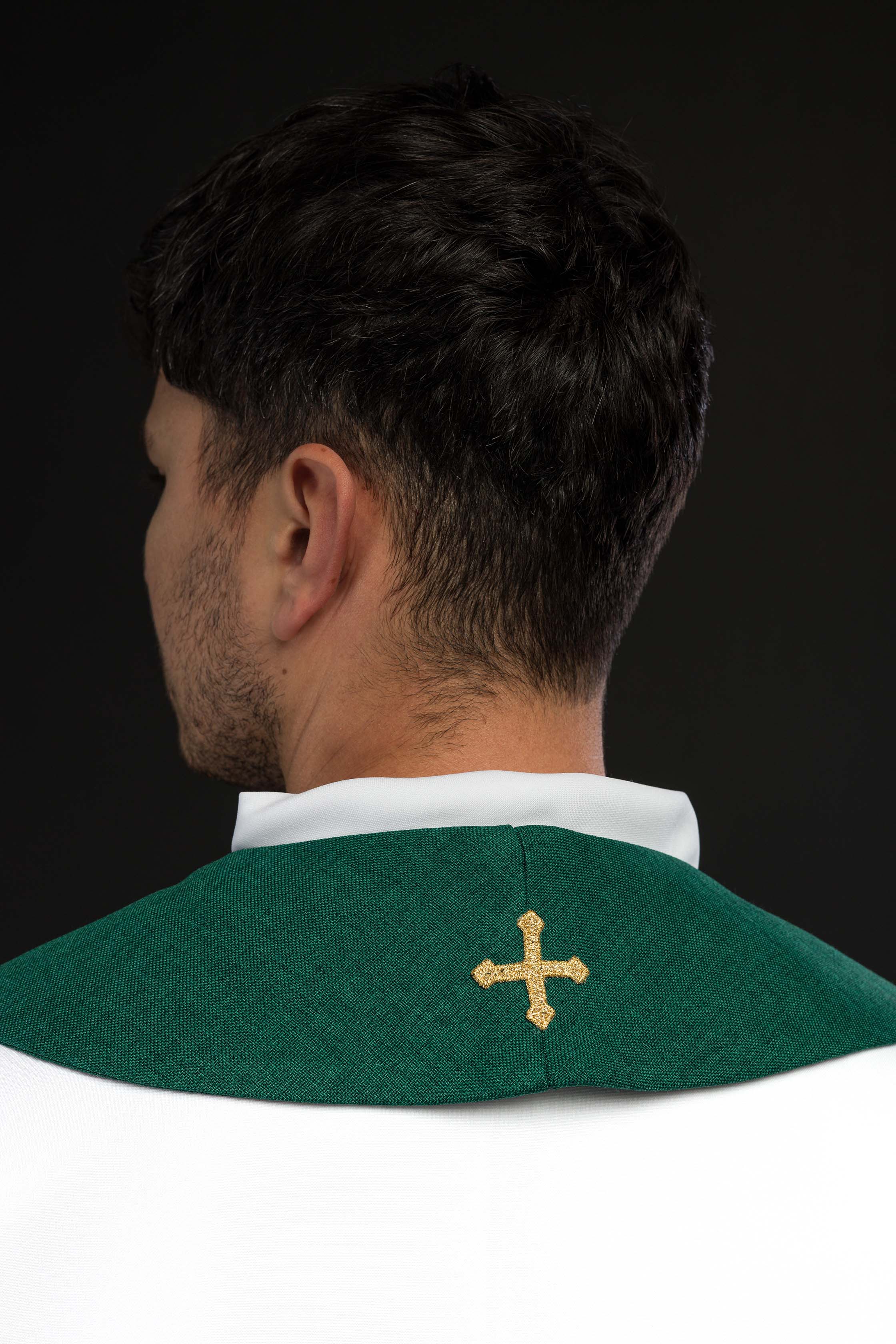 Estola bordada em veludo com motivo IHS verde - chasubles.com.br