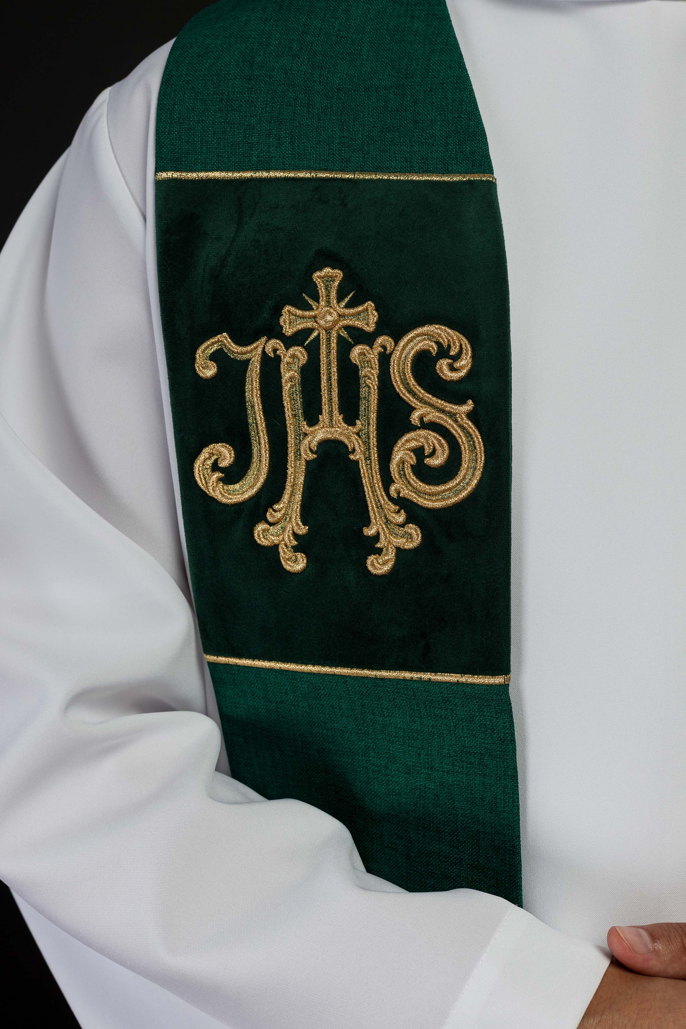 Estola bordada em veludo com motivo IHS verde - chasubles.com.br