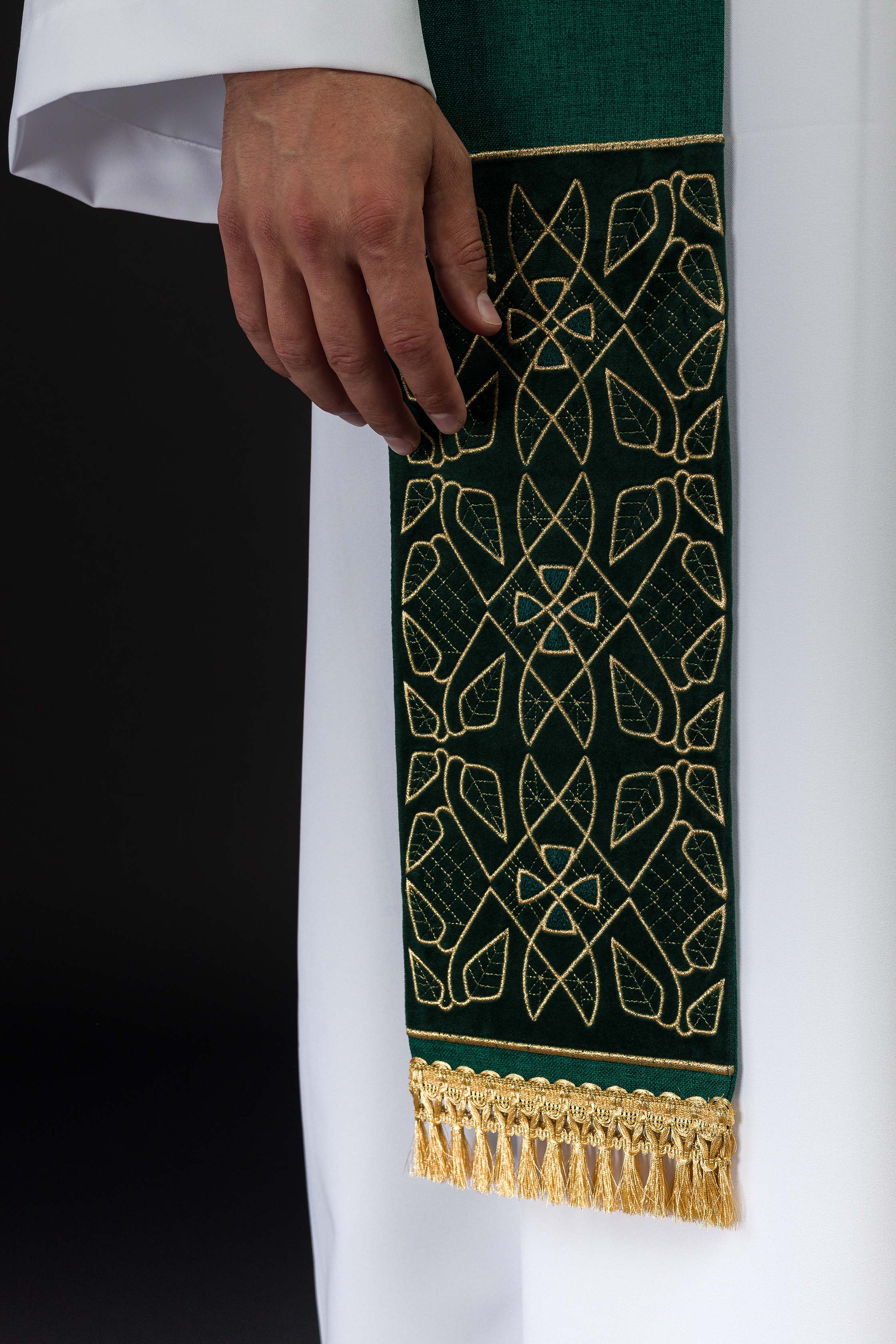 Estola bordada em veludo com motivo IHS verde - chasubles.com.br