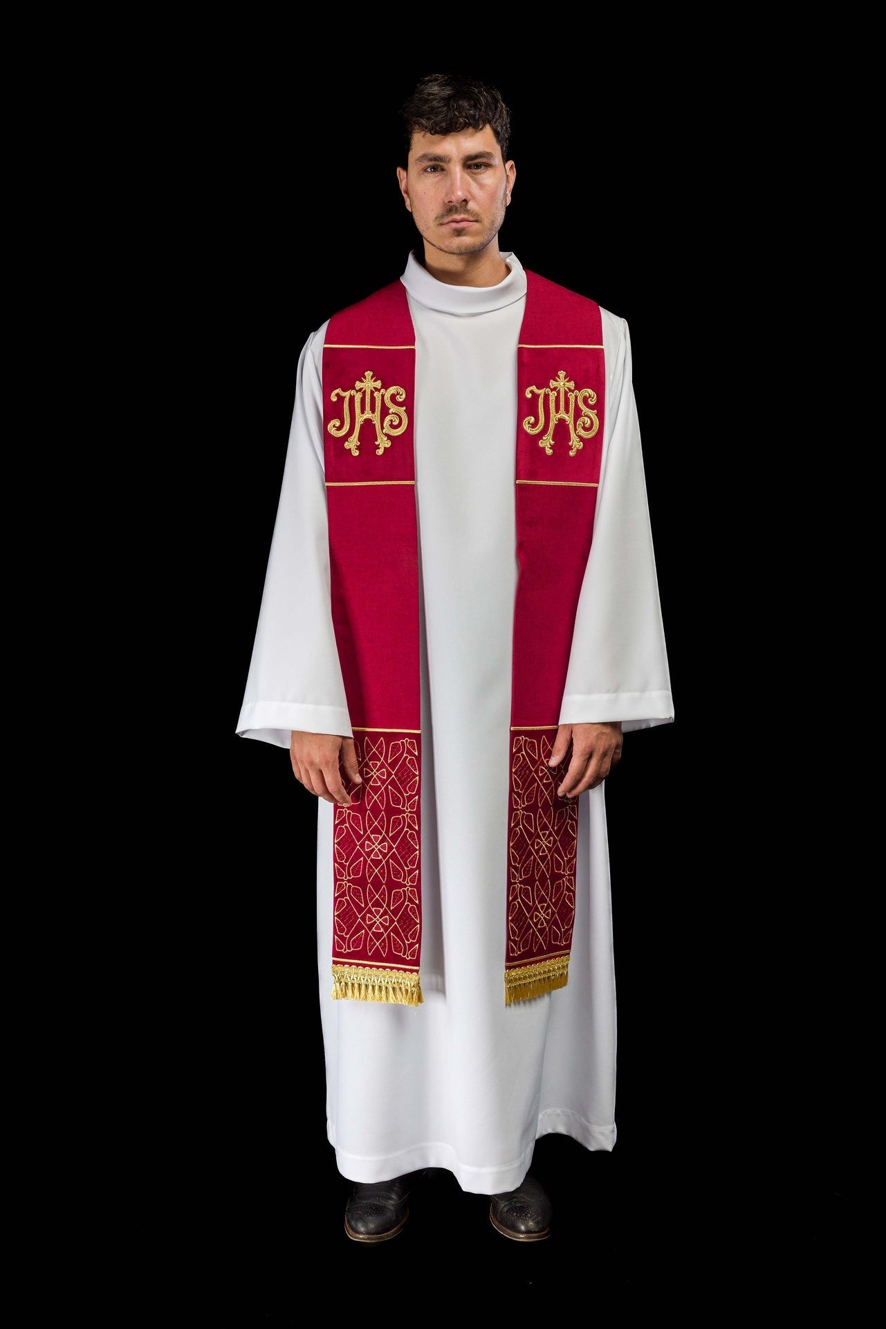 Estola bordada aveludada com motivo IHS vermelha