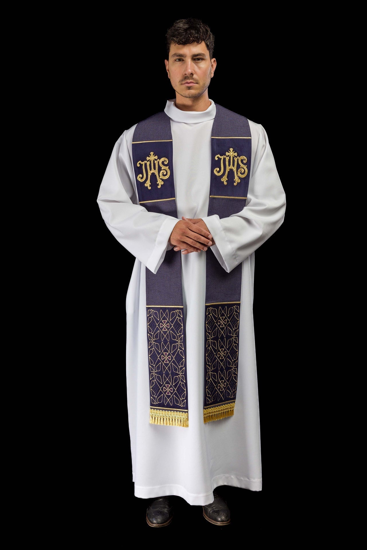Estola bordada em veludo com motivo IHS roxa - chasubles.com.br
