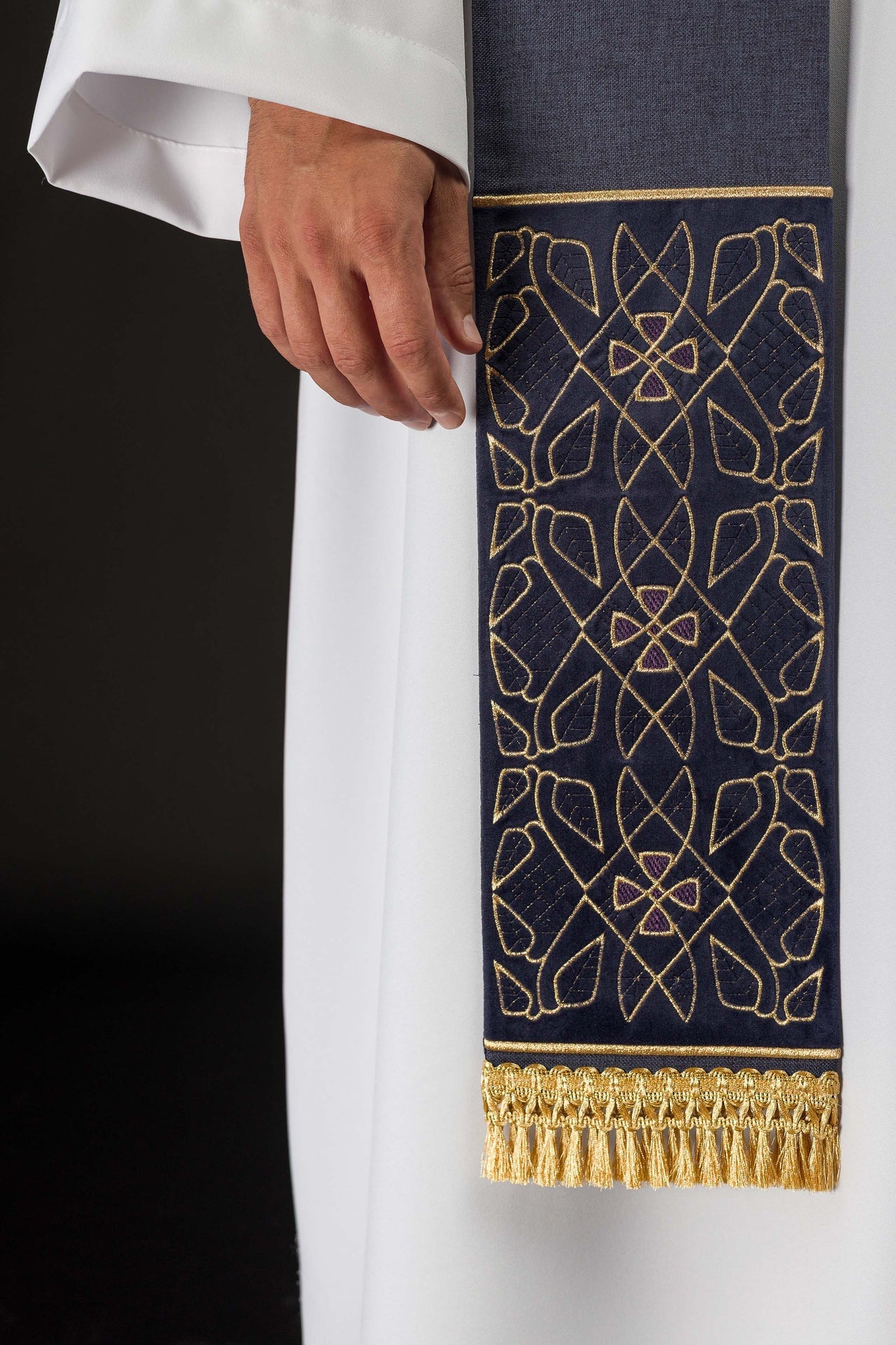 Estola bordada em veludo com motivo IHS roxa - chasubles.com.br