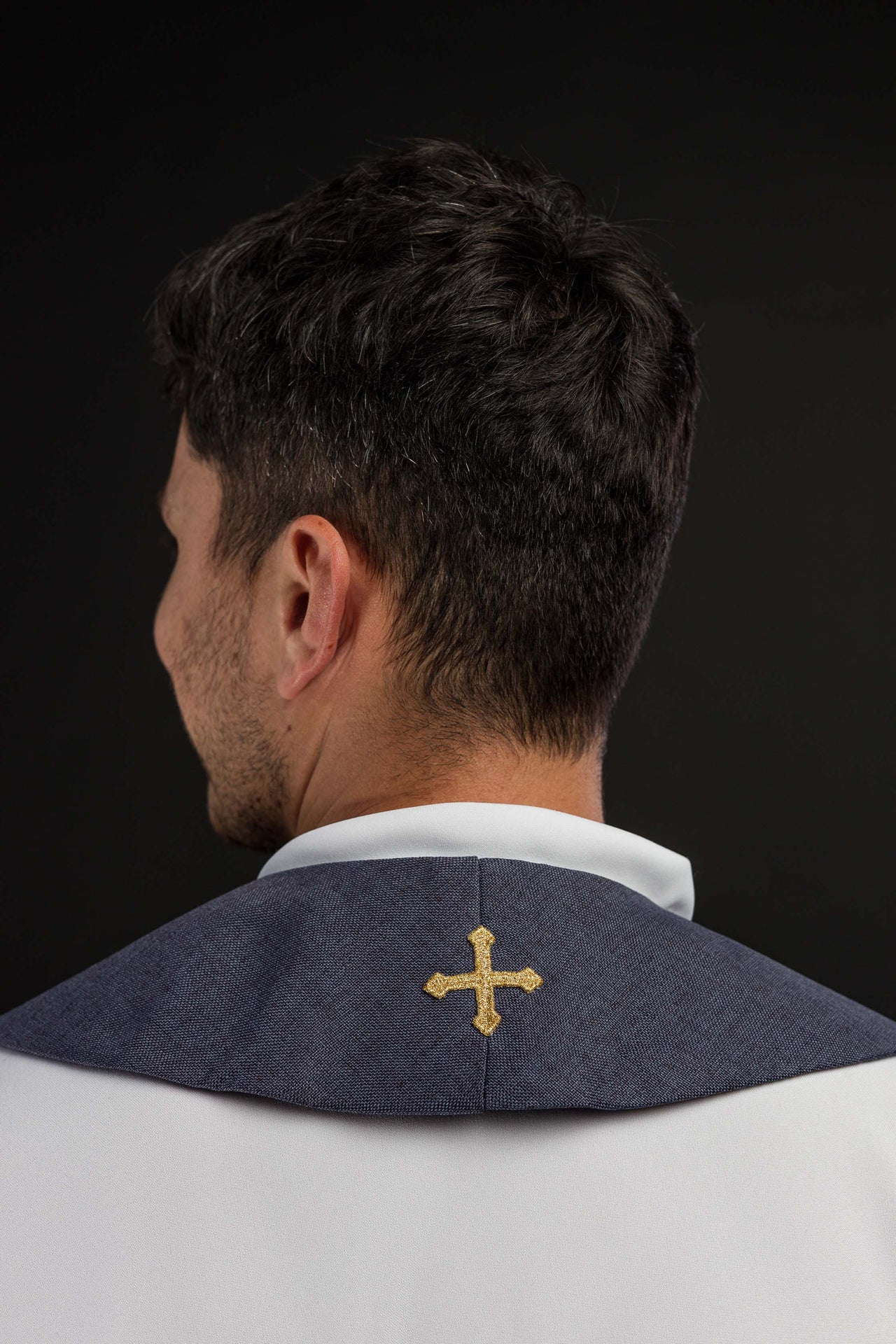 Estola bordada em veludo com motivo IHS roxa - chasubles.com.br