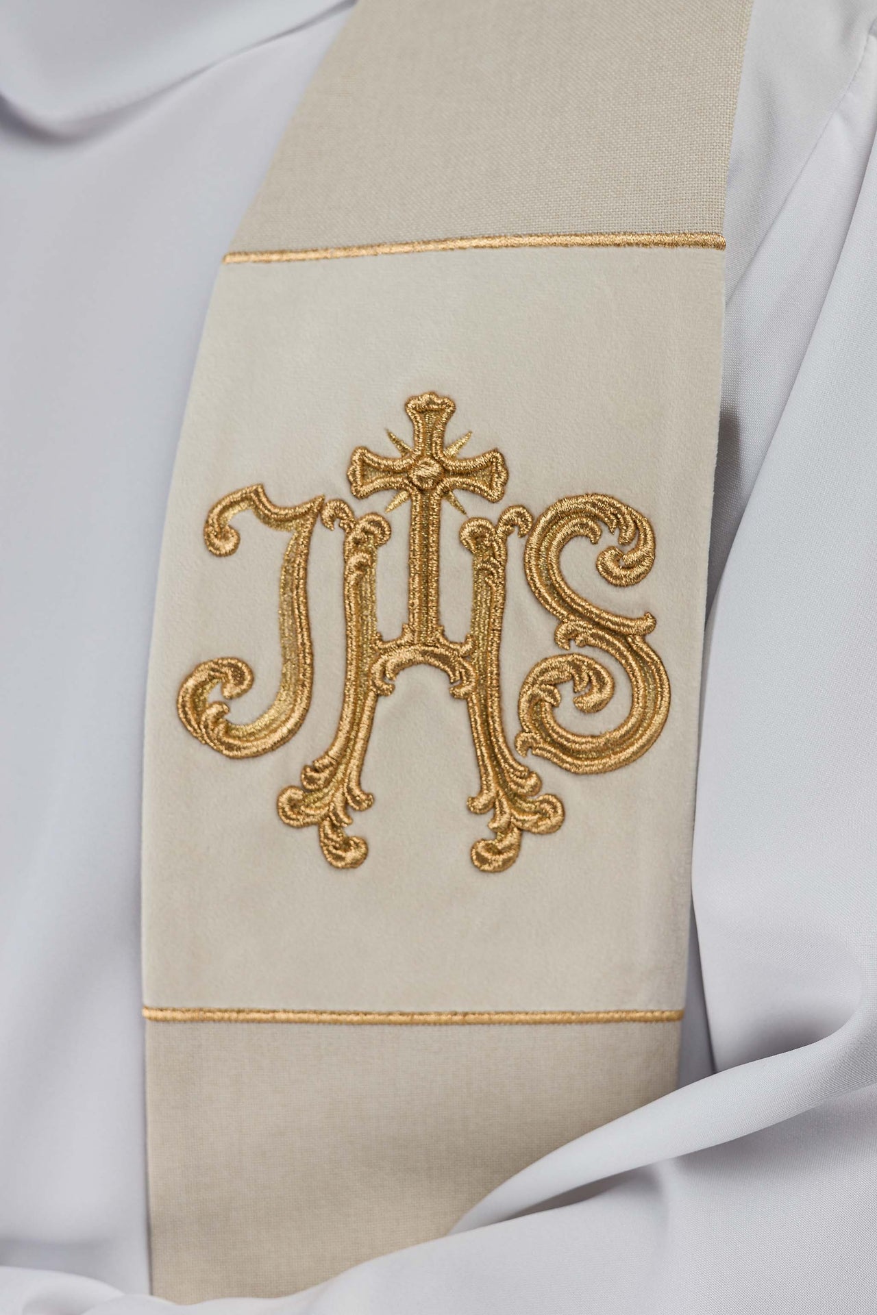 Estola bordada em veludo com motivo IHS creme - chasubles.com.br
