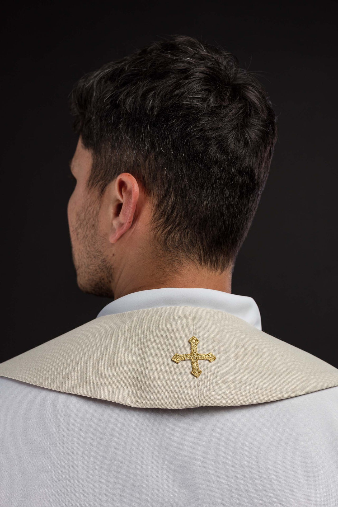 Estola bordada em veludo com motivo IHS creme - chasubles.com.br