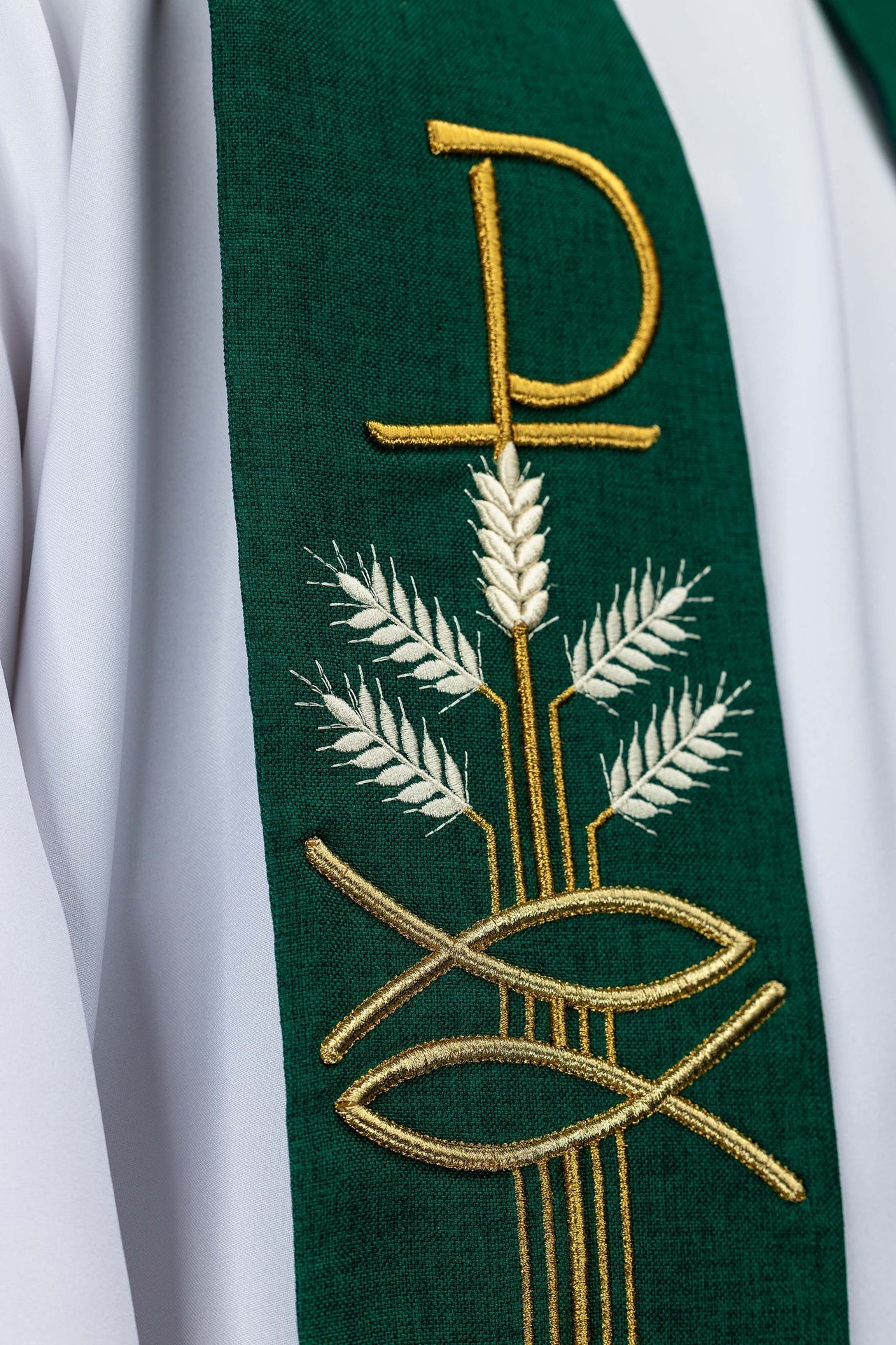 Estola bordada com motivo Pax, peixe e espiga verde - chasubles.com.br