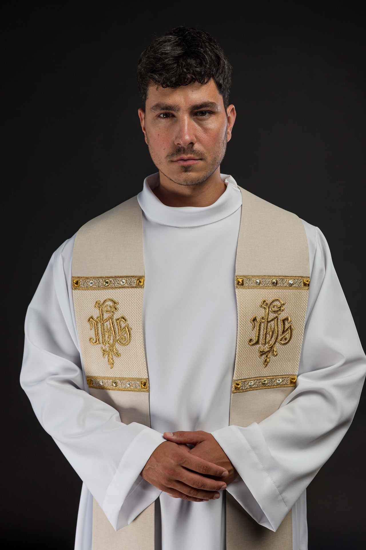 Estola bordada com motivo IHS creme - chasubles.com.br