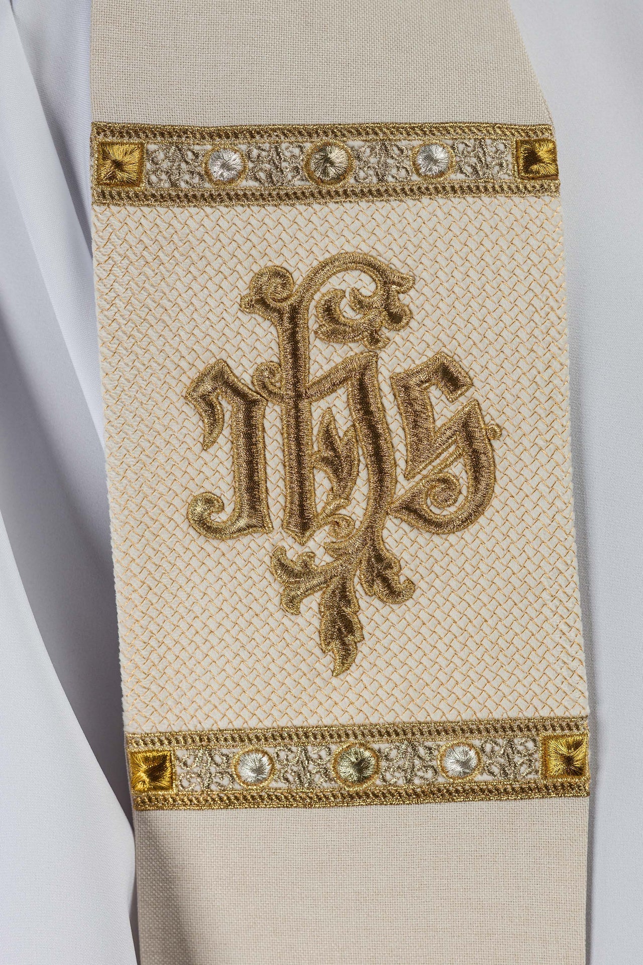 Estola bordada com motivo IHS creme - chasubles.com.br