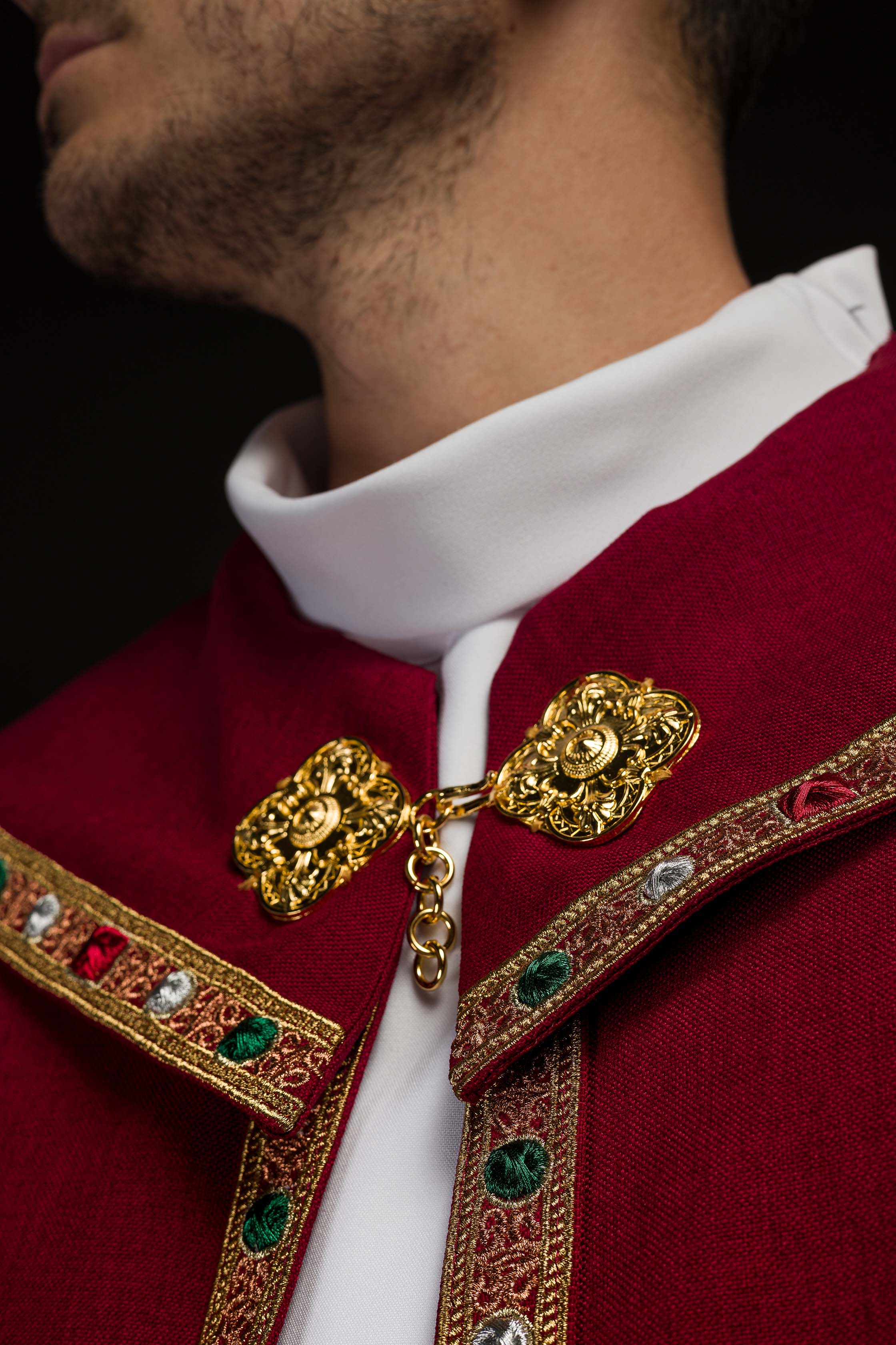 Capa de asperges litúrgica vermelha com IHS dourado