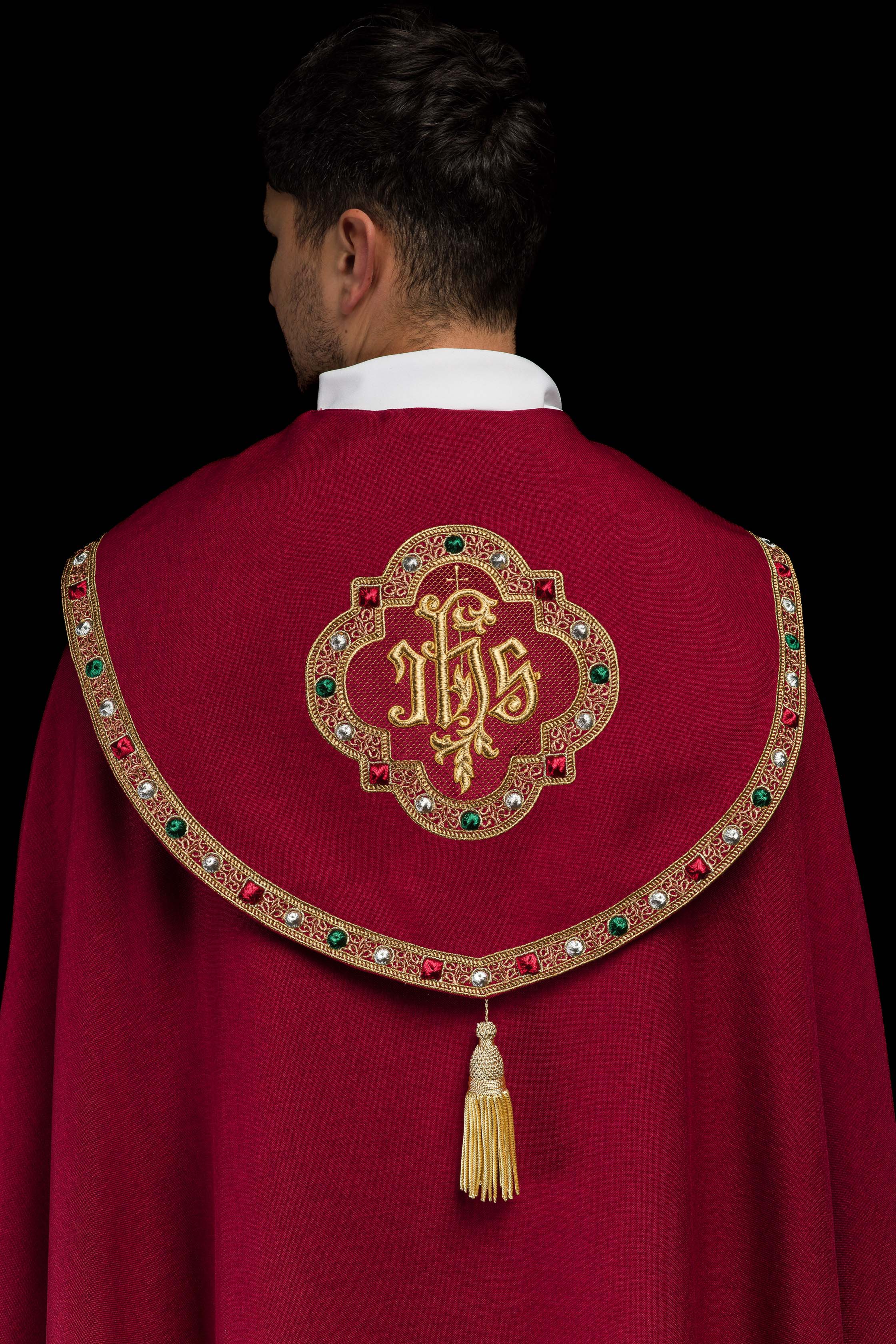 Capa de asperges litúrgica vermelha com IHS dourado