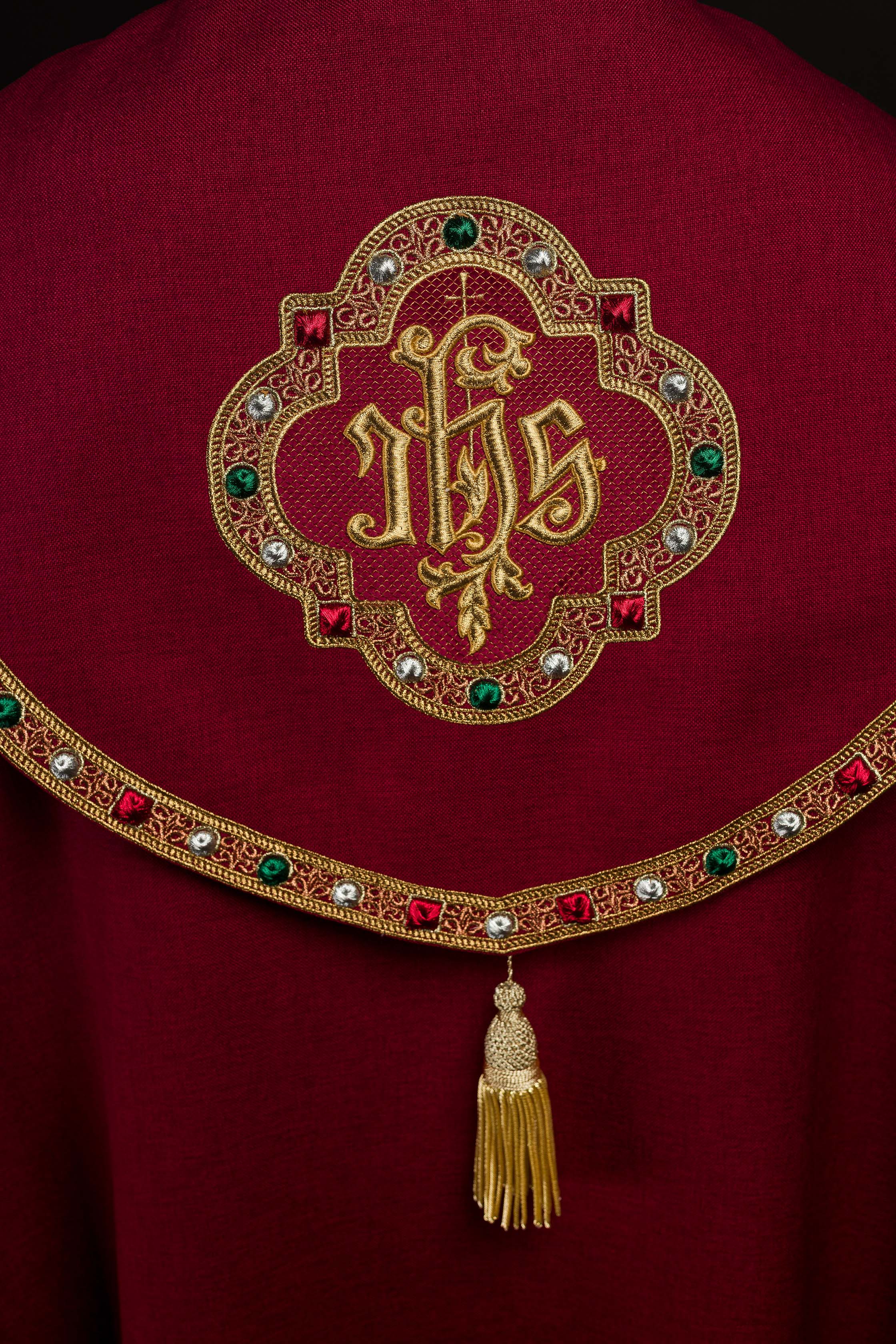 Capa de asperges litúrgica vermelha com IHS dourado