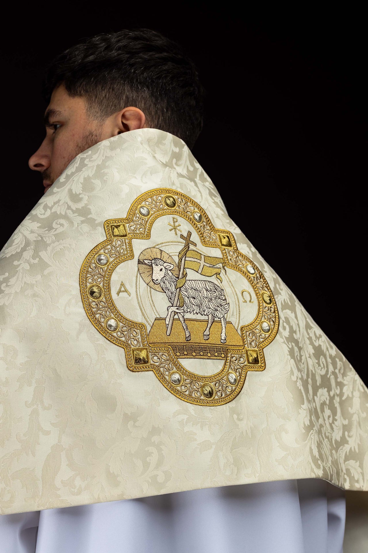 Véu umeral com bordado do Cordeiro Pascal em tecido jacquard