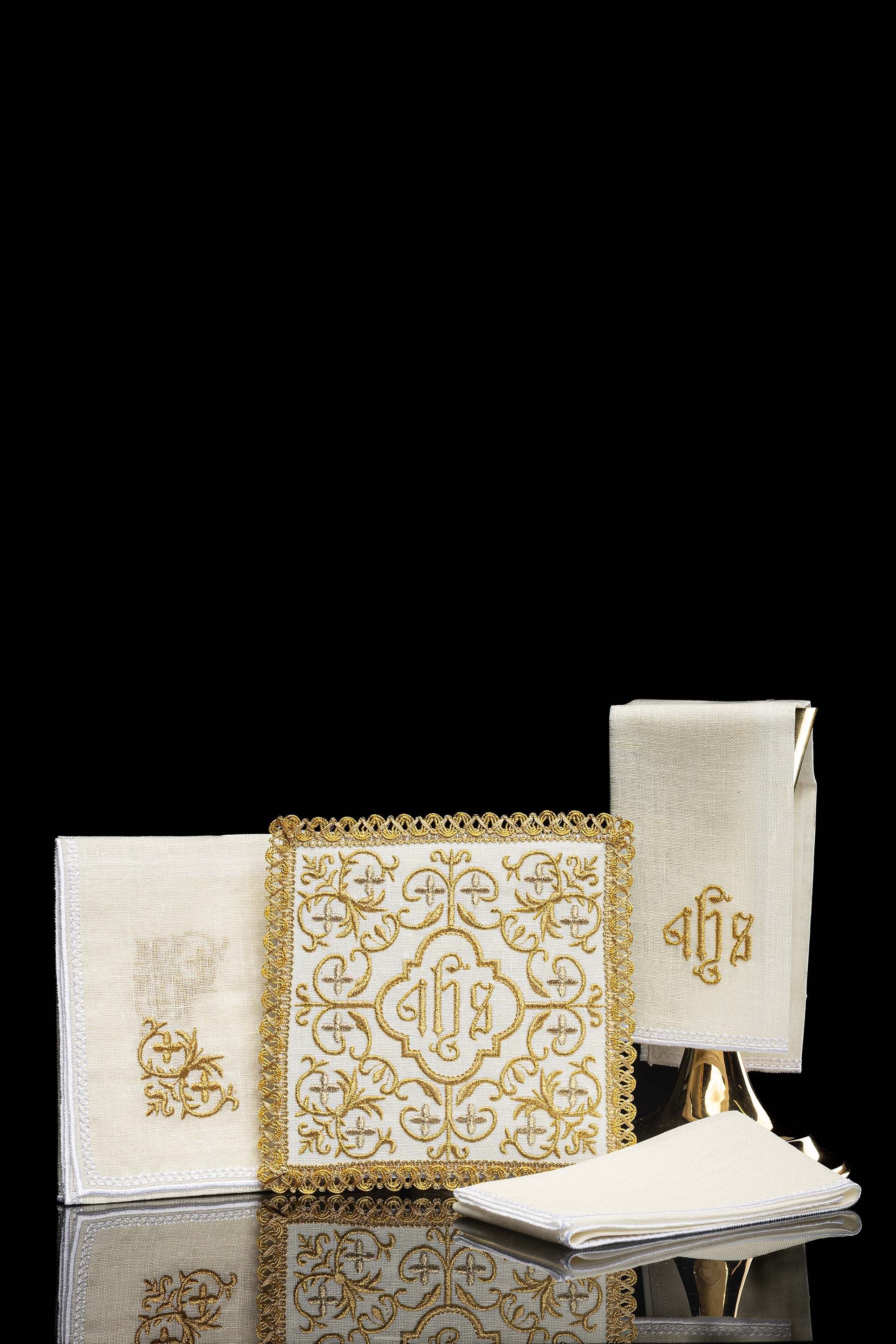 Conjunto de alfaias litúrgicas em linho ricamente bordado com IHS e motivos florais - chasubles.com.br