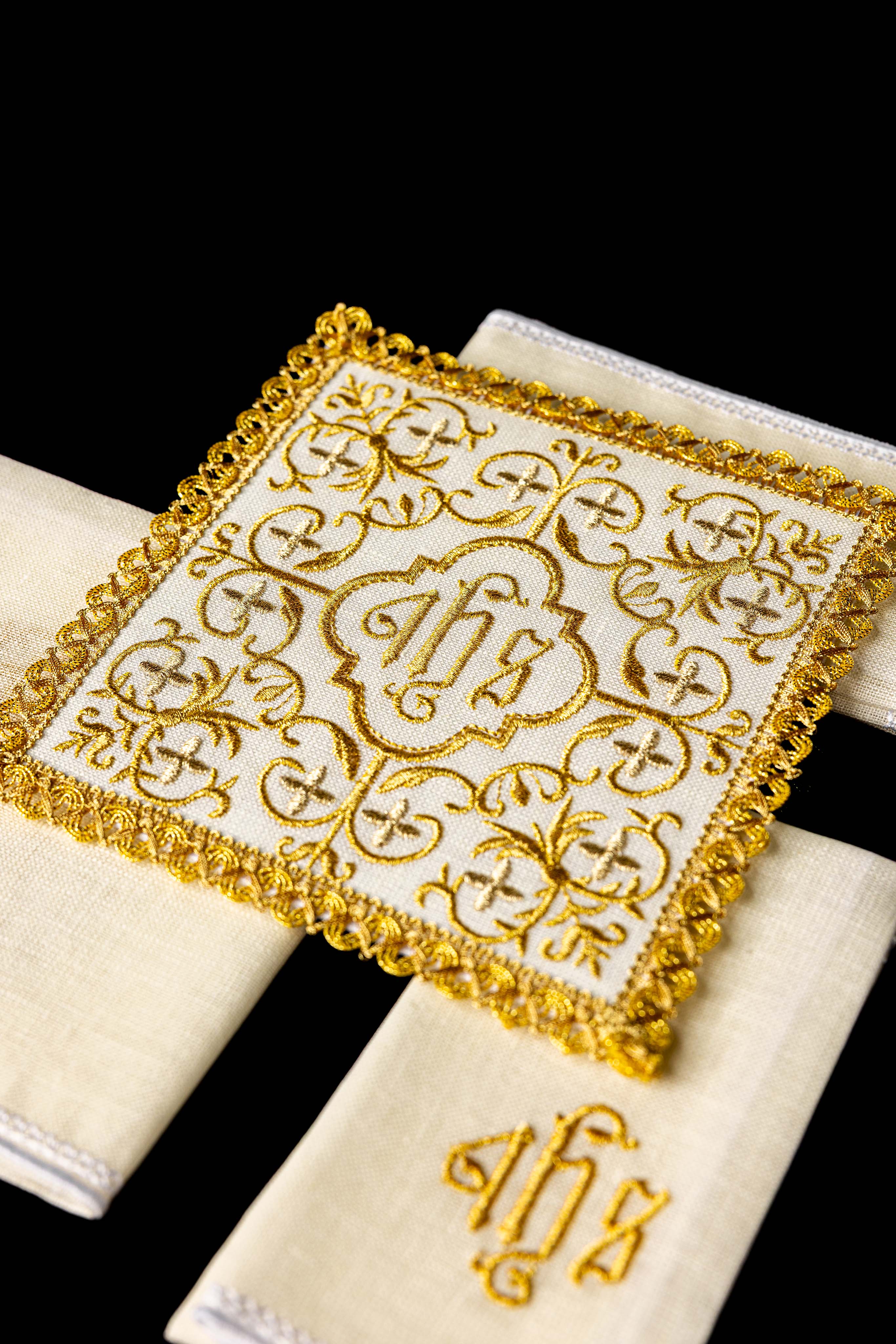Conjunto de alfaias litúrgicas em linho ricamente bordado com IHS e motivos florais - chasubles.com.br