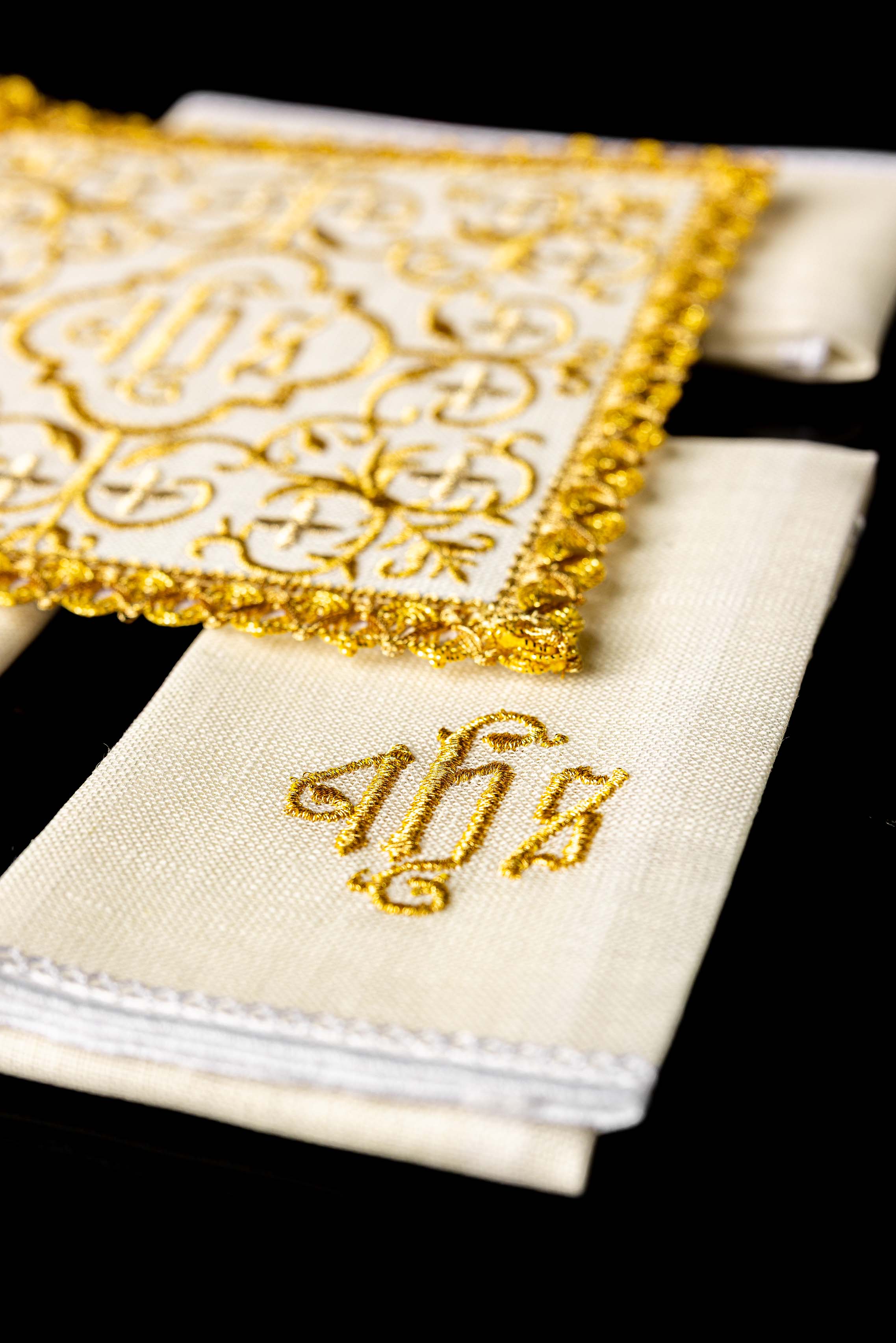Conjunto de alfaias litúrgicas em linho ricamente bordado com IHS e motivos florais - chasubles.com.br