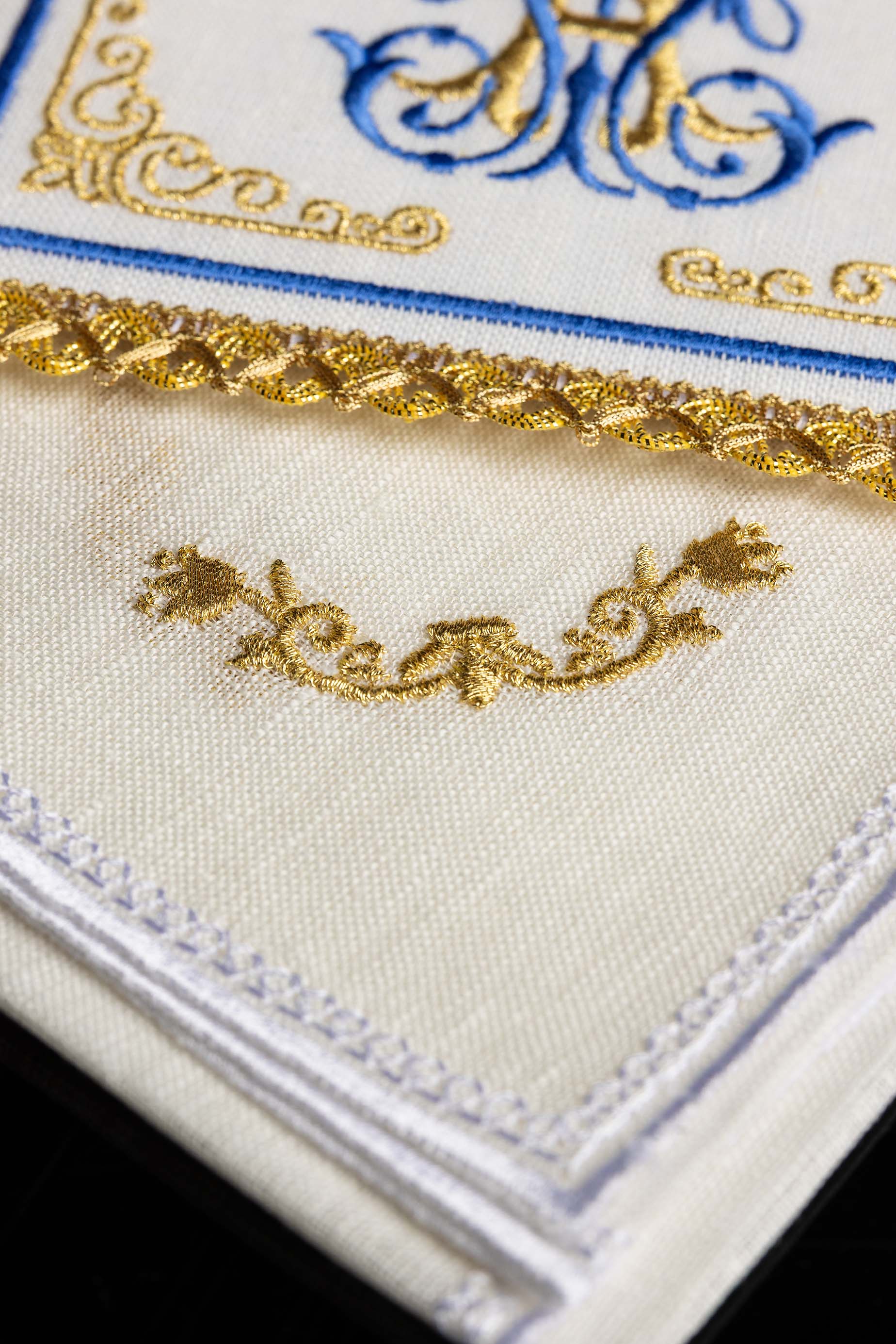 Conjunto de alfaias litúrgicas em linho com bordado mariano - chasubles.com.br
