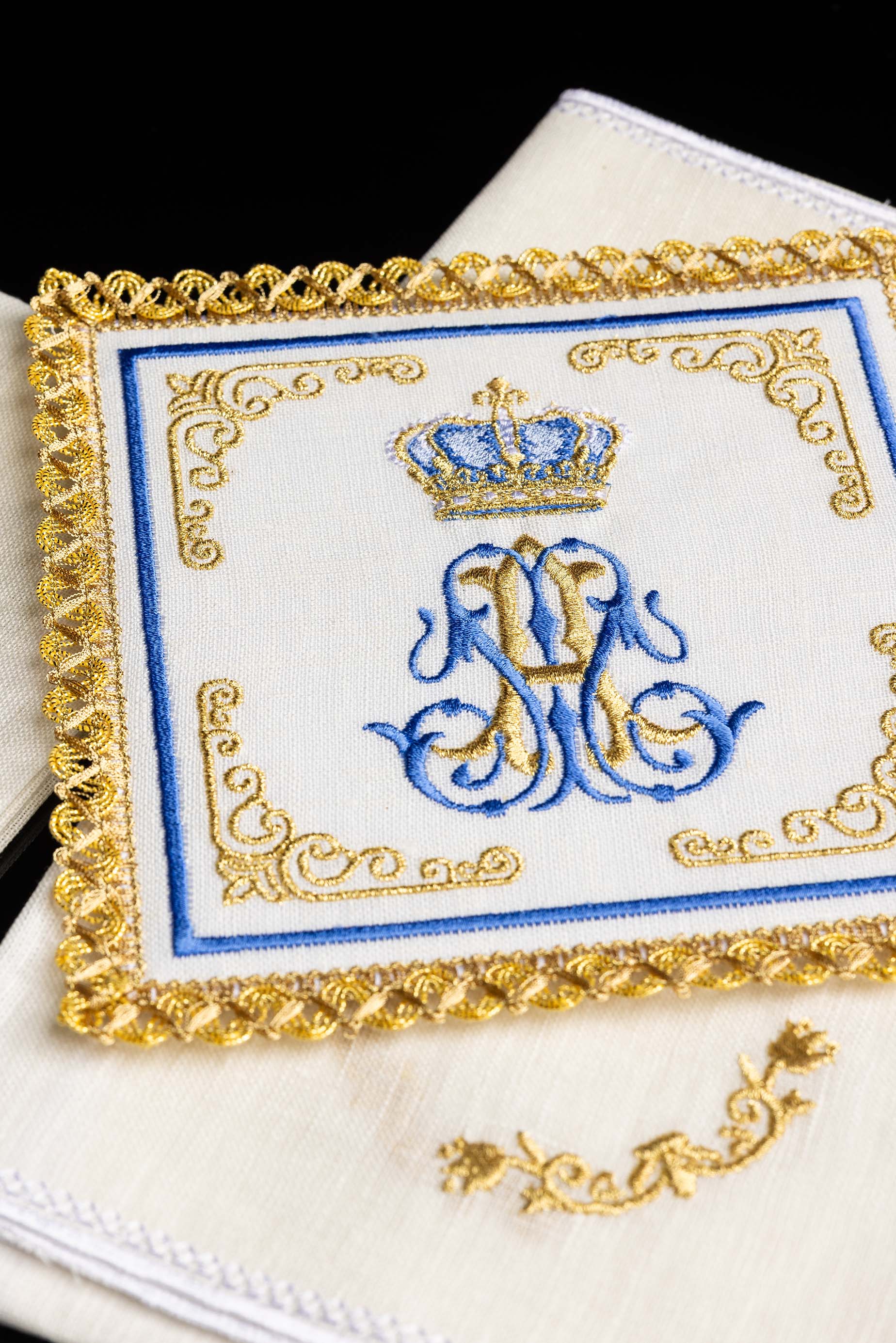 Conjunto de alfaias litúrgicas em linho com bordado mariano - chasubles.com.br