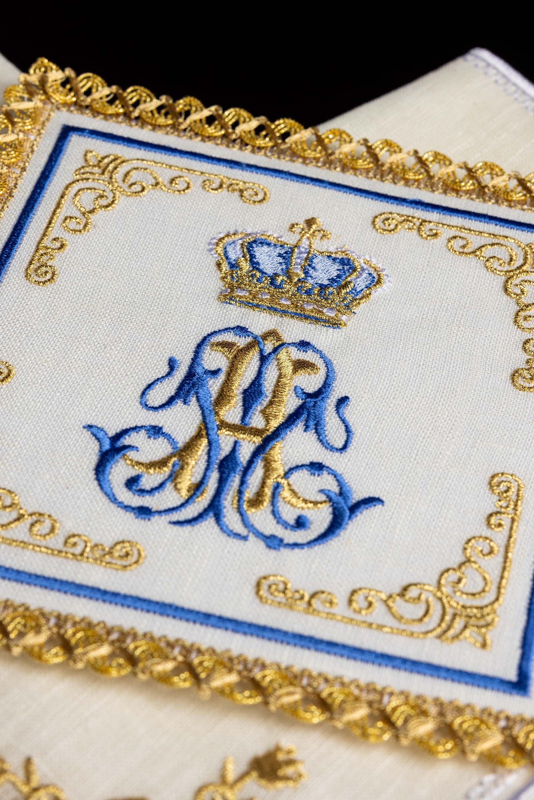 Conjunto de alfaias litúrgicas em linho com bordado mariano - chasubles.com.br