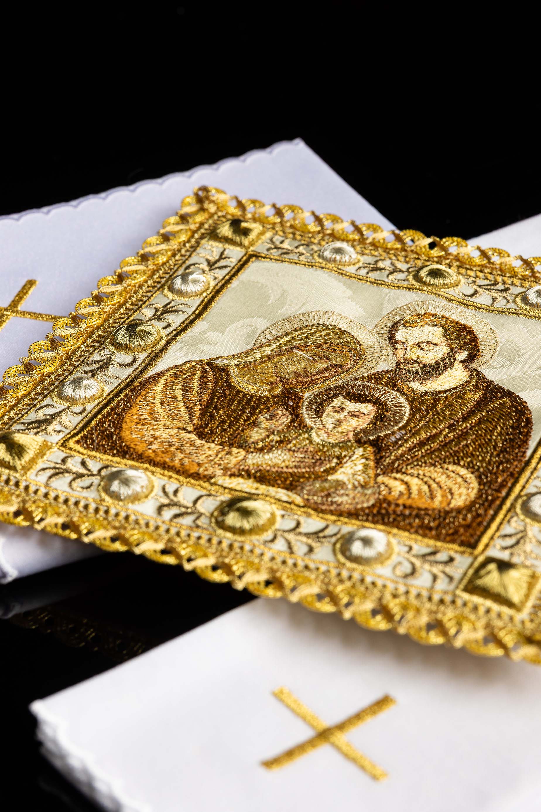 Conjunto de alfaias litúrgicas para o Natal com imagem da Sagrada Família - chasubles.com.br