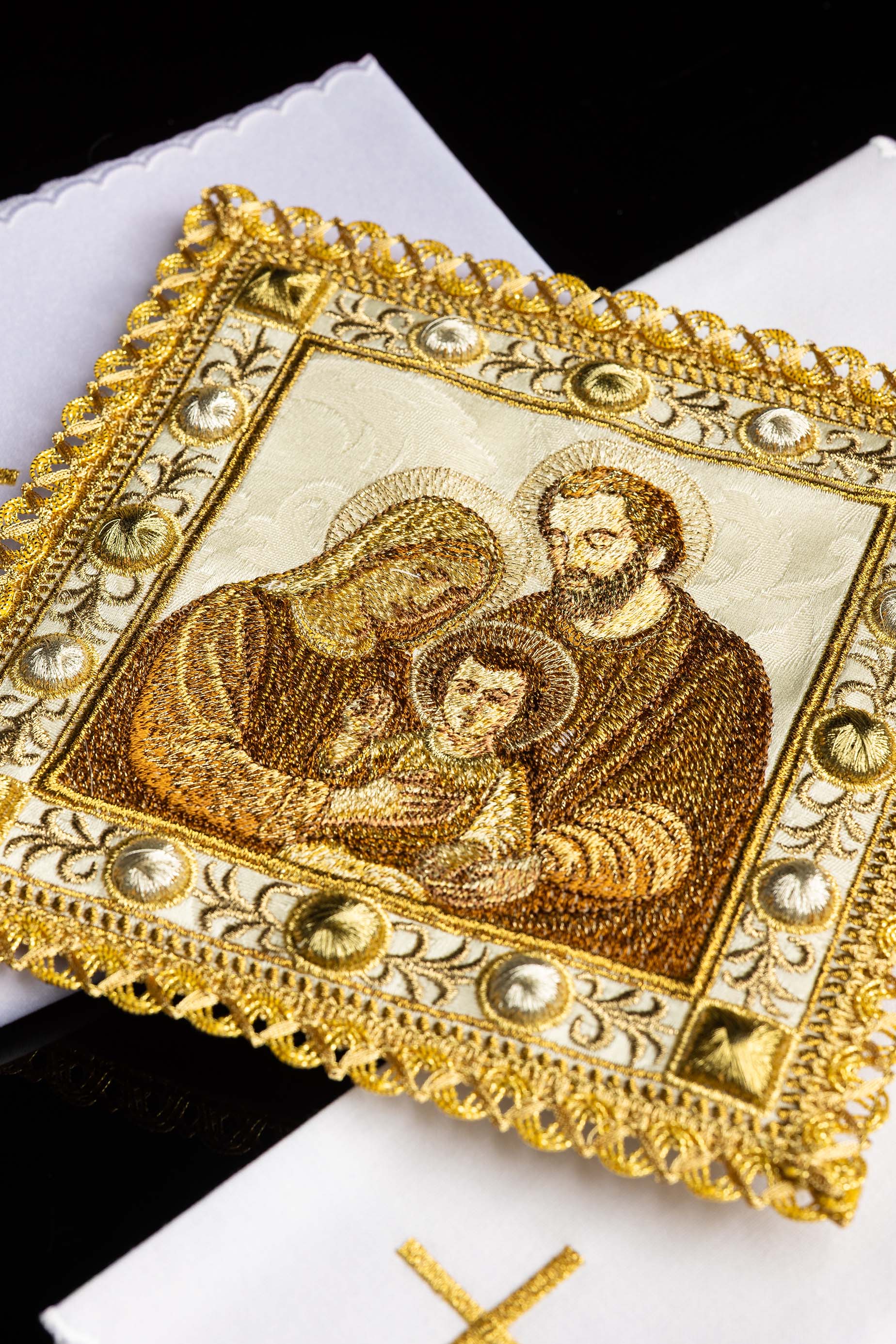 Conjunto de alfaias litúrgicas para o Natal com imagem da Sagrada Família - chasubles.com.br