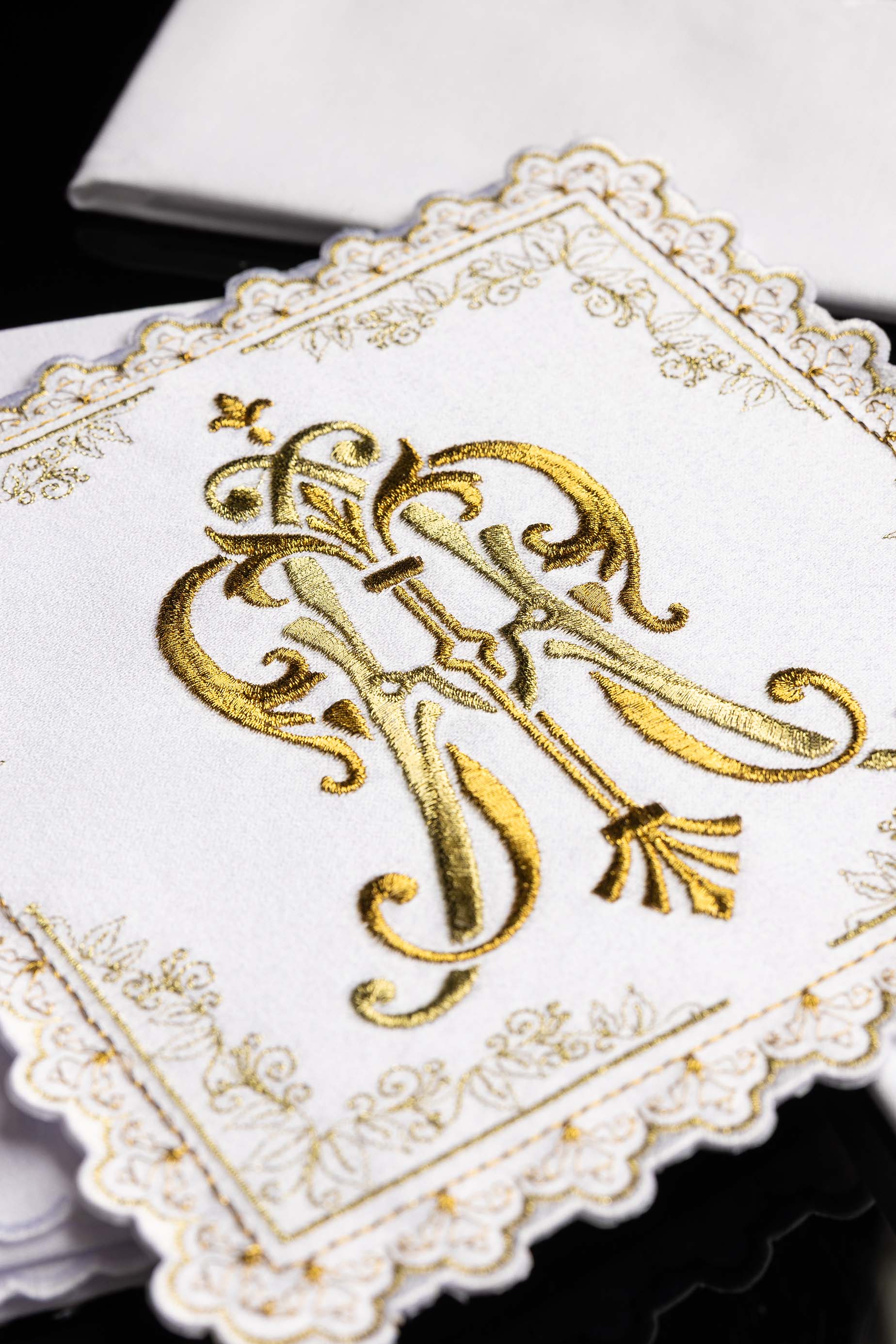Conjunto de alfaias litúrgicas com bordado mariano dourado