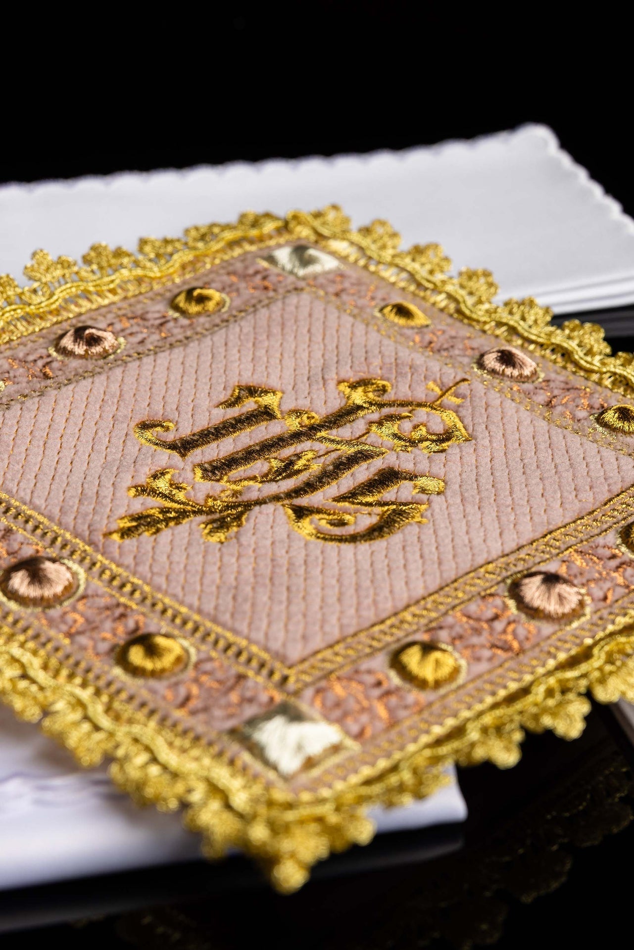 Conjunto de alfaias litúrgicas em veludo rosa com símbolo IHS bordado - chasubles.com.br