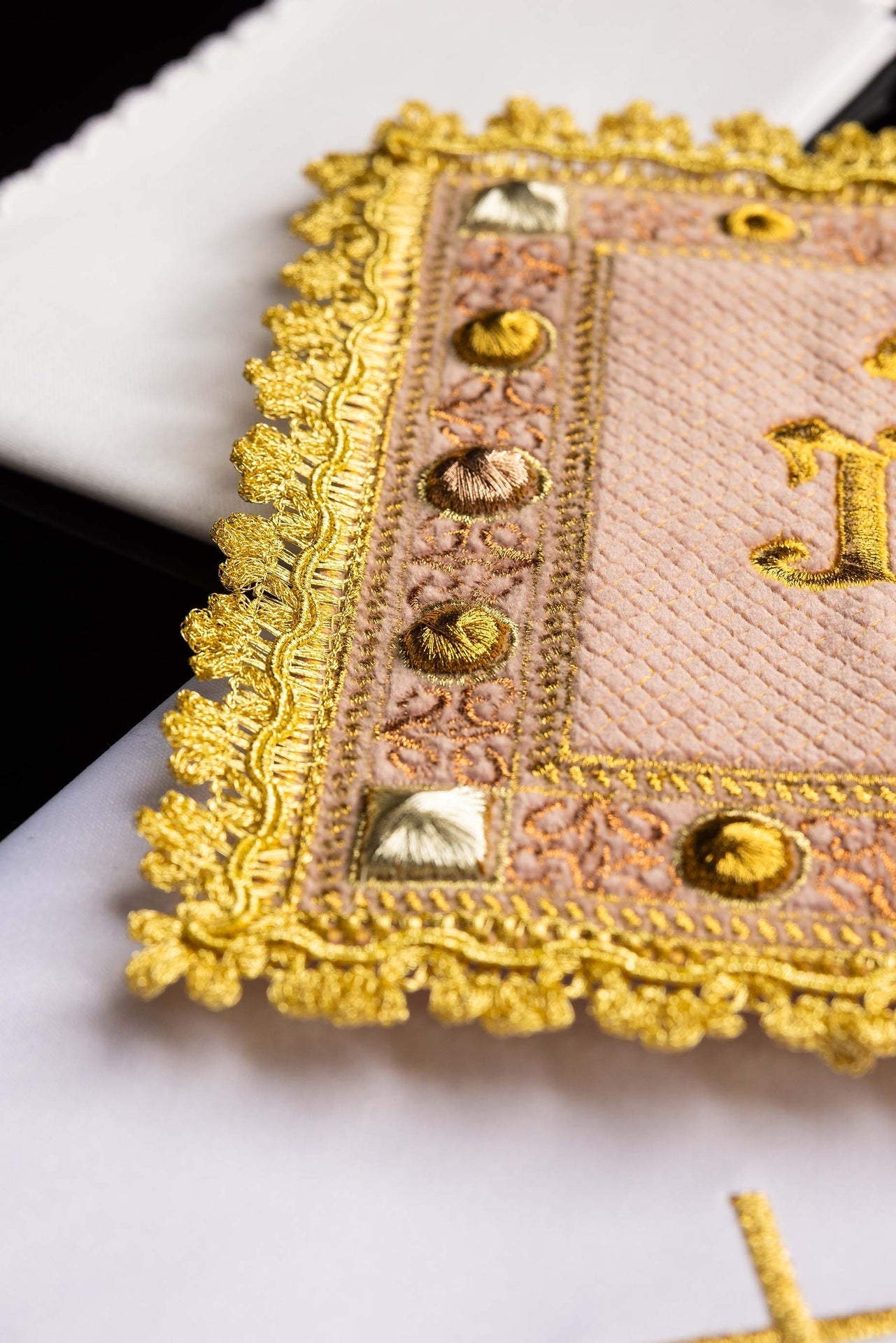 Conjunto de alfaias litúrgicas em veludo rosa com símbolo IHS bordado - chasubles.com.br
