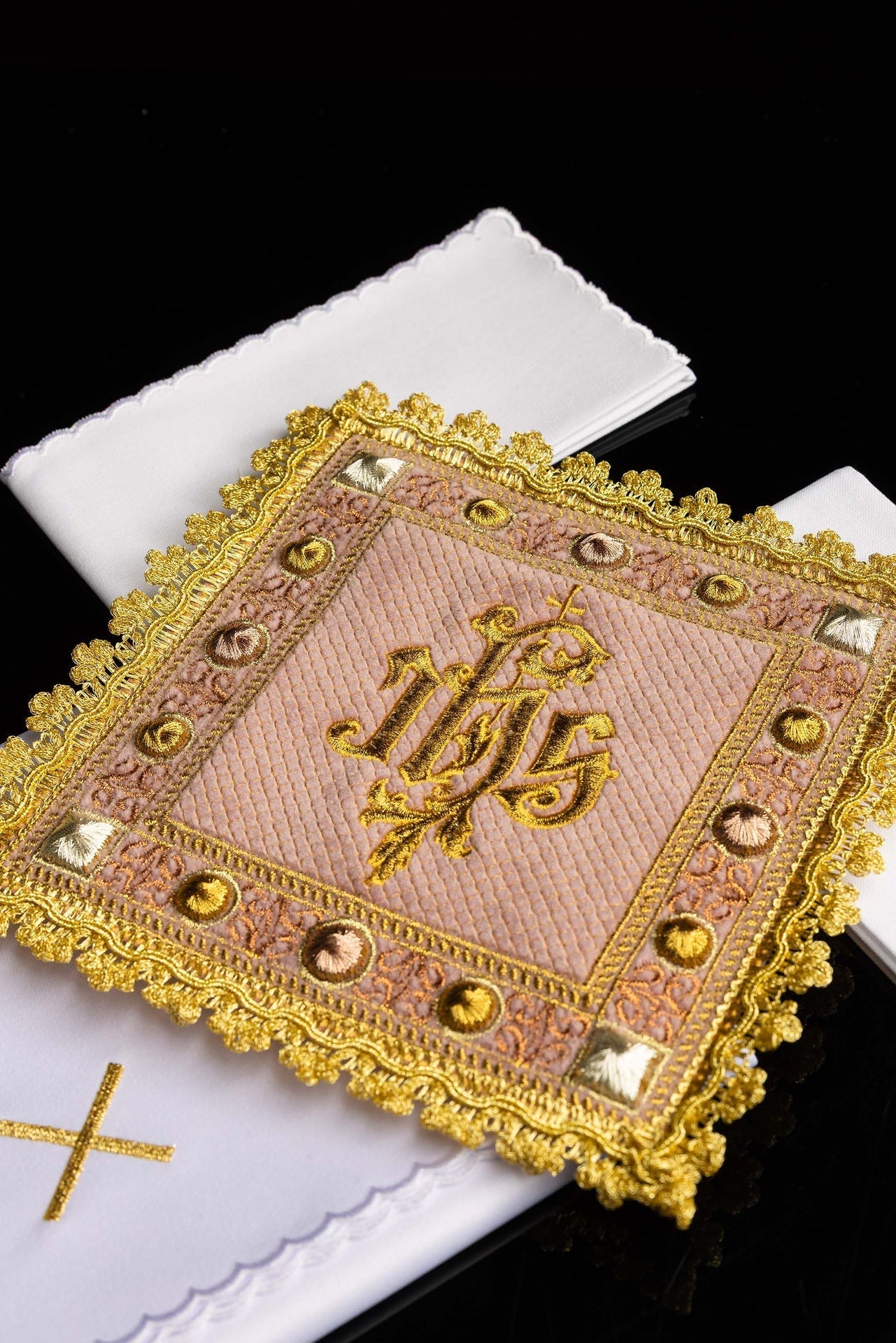 Conjunto de alfaias litúrgicas em veludo rosa com símbolo IHS bordado - chasubles.com.br