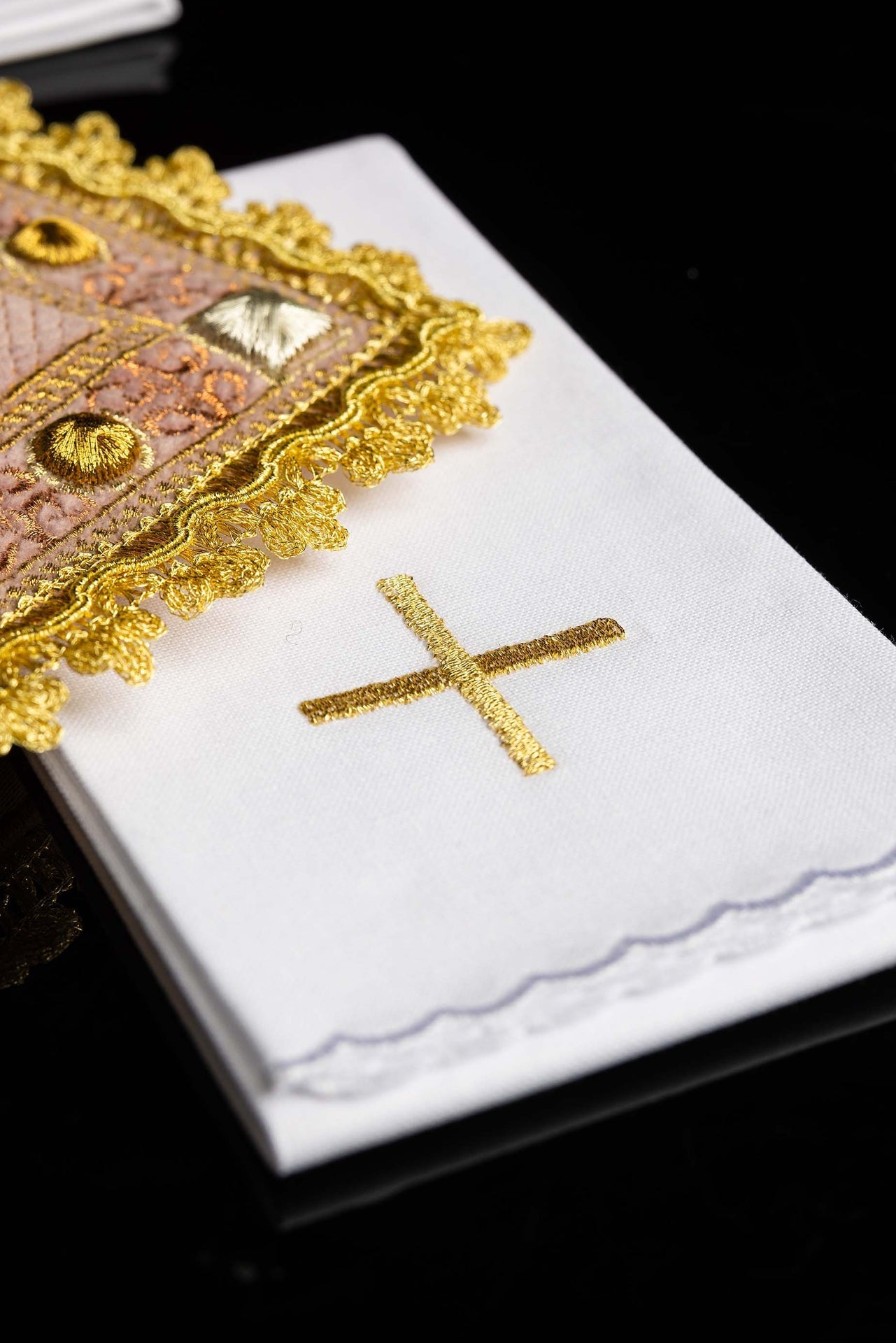 Conjunto de alfaias litúrgicas em veludo rosa com símbolo IHS bordado - chasubles.com.br