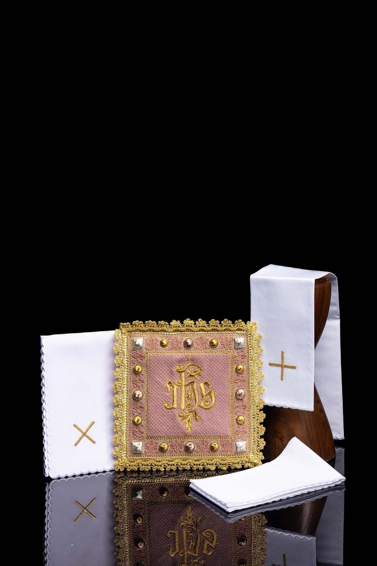 Conjunto de alfaias litúrgicas em veludo rosa com símbolo IHS bordado - chasubles.com.br