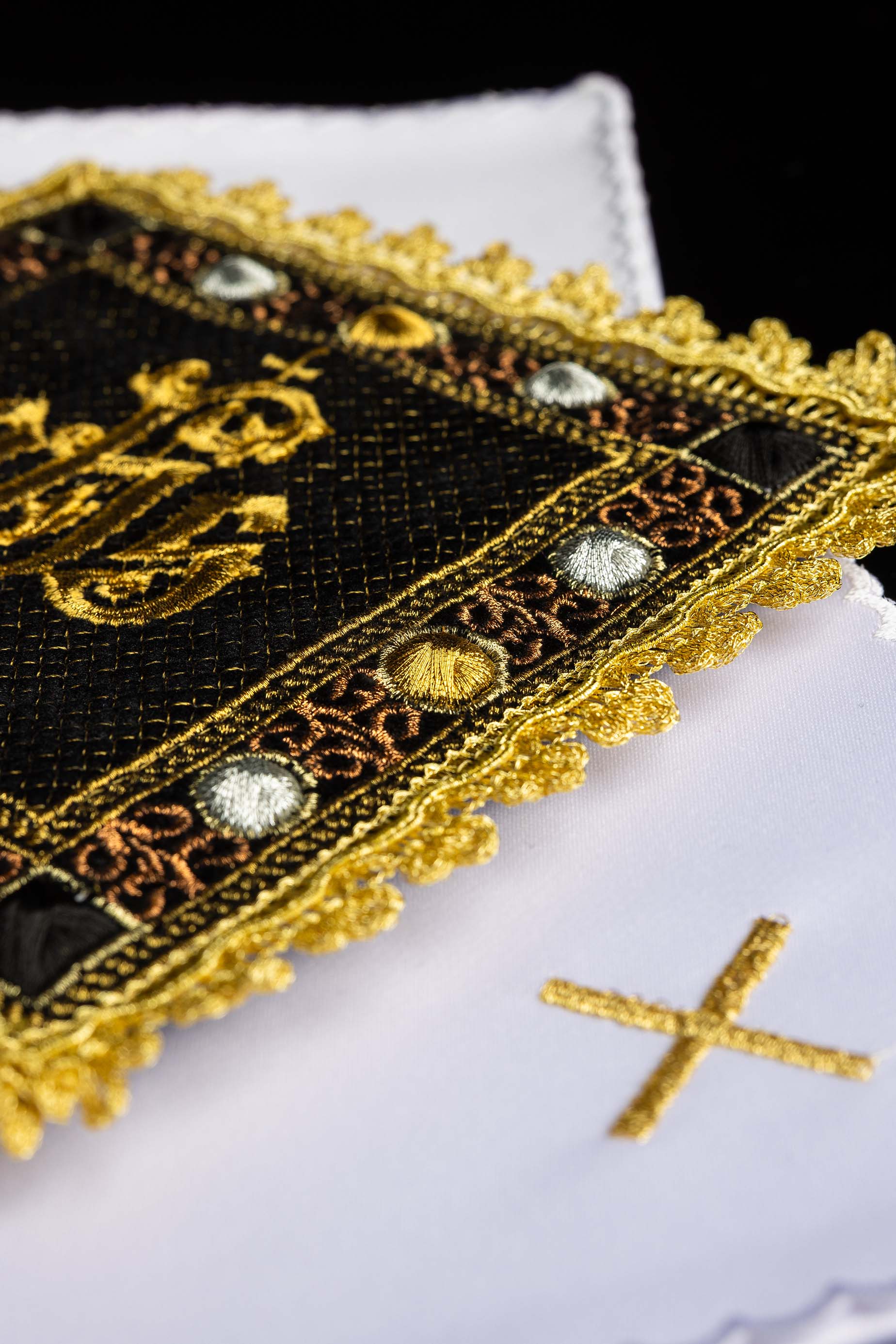 Conjunto de alfaias litúrgicas em veludo preto com símbolo IHS bordado