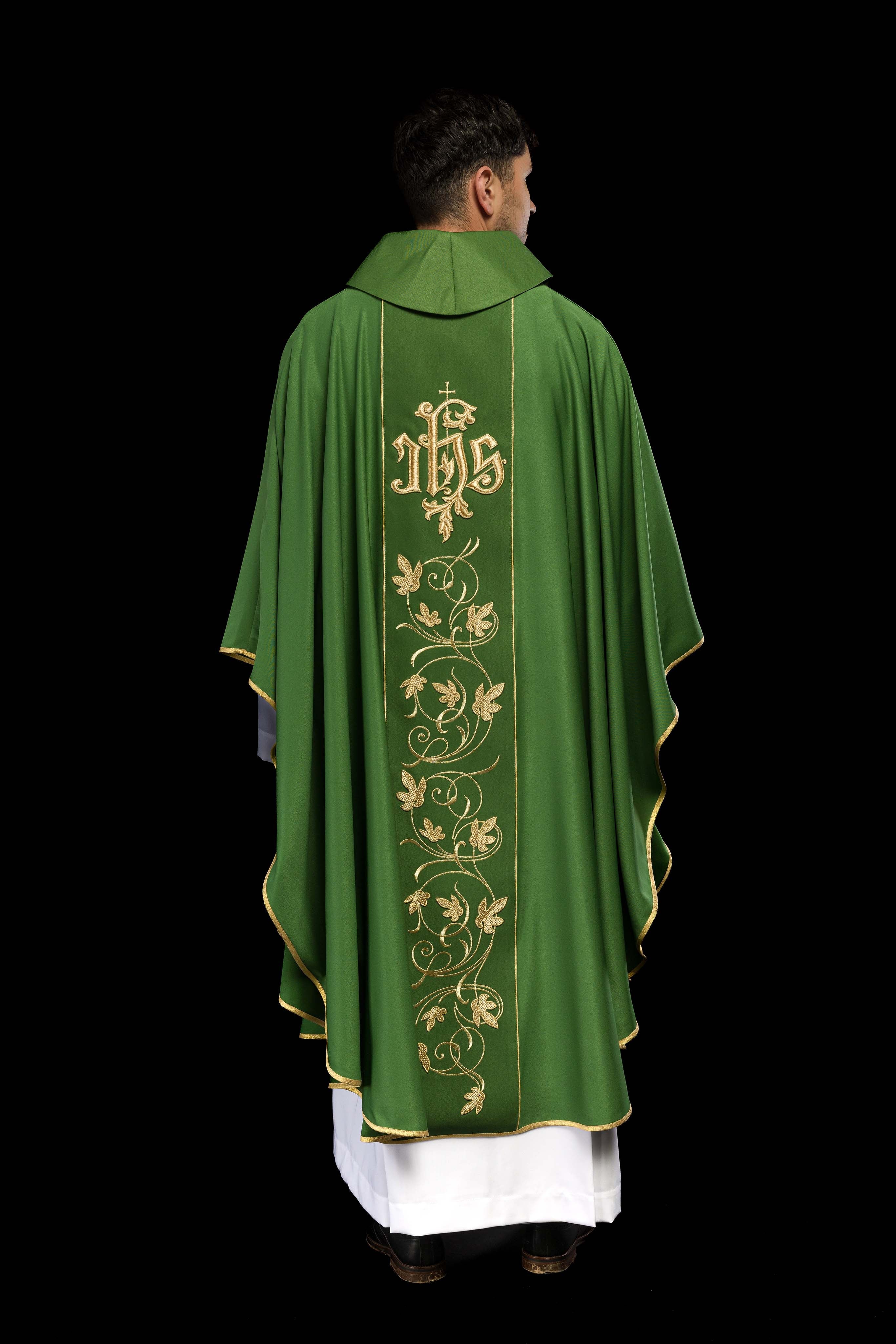 Casula litúrgica verde com faixa bordada floral e IHS