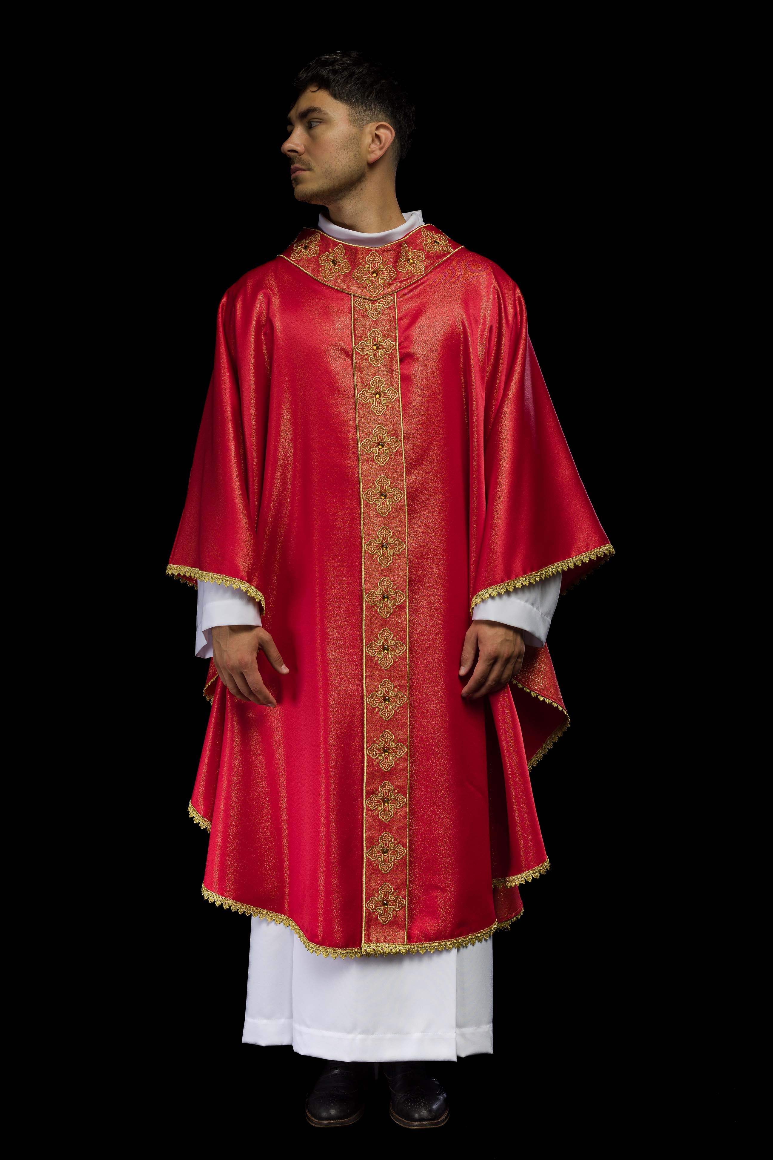 Casula vermelha com faixa e gola bordadas, adornada com pedras - chasubles.com.br