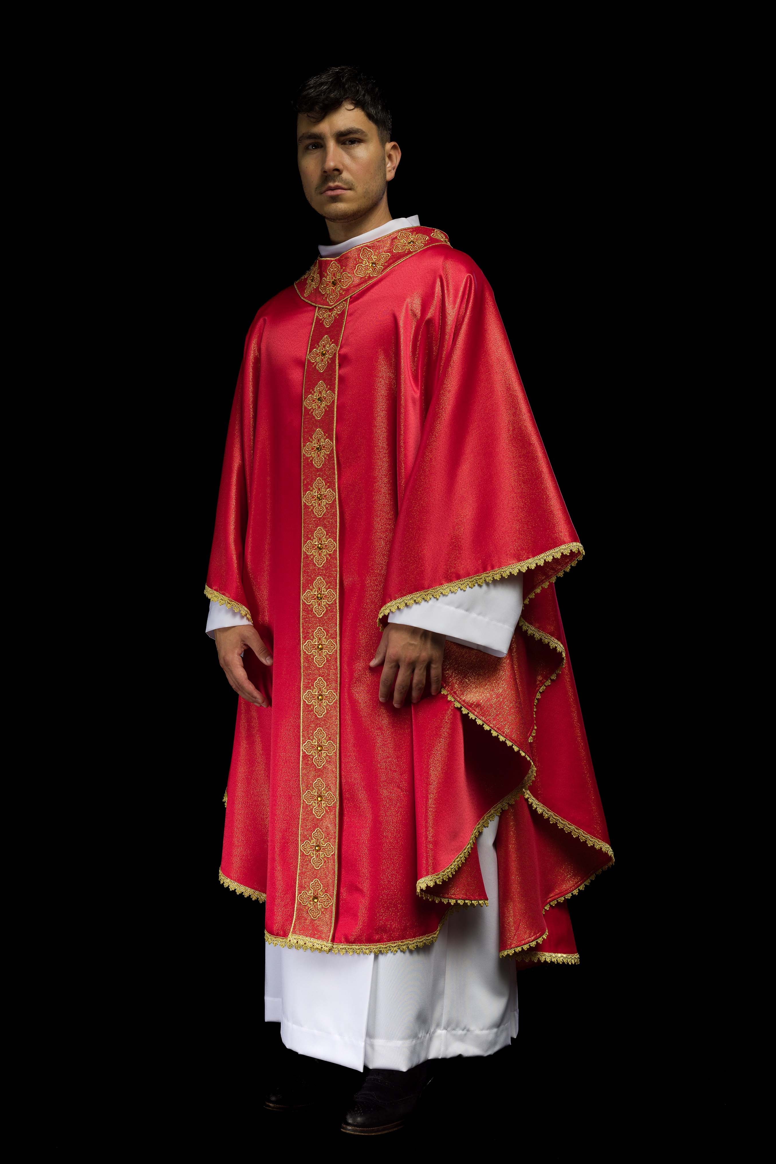 Casula vermelha com faixa e gola bordadas, adornada com pedras - chasubles.com.br