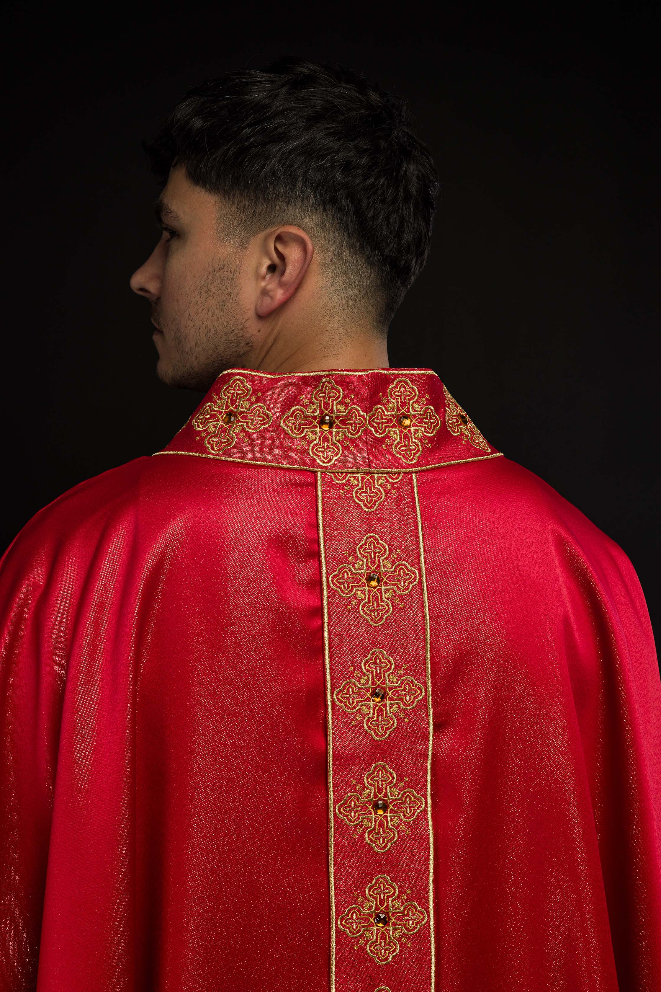 Casula vermelha com faixa e gola bordadas, adornada com pedras - chasubles.com.br