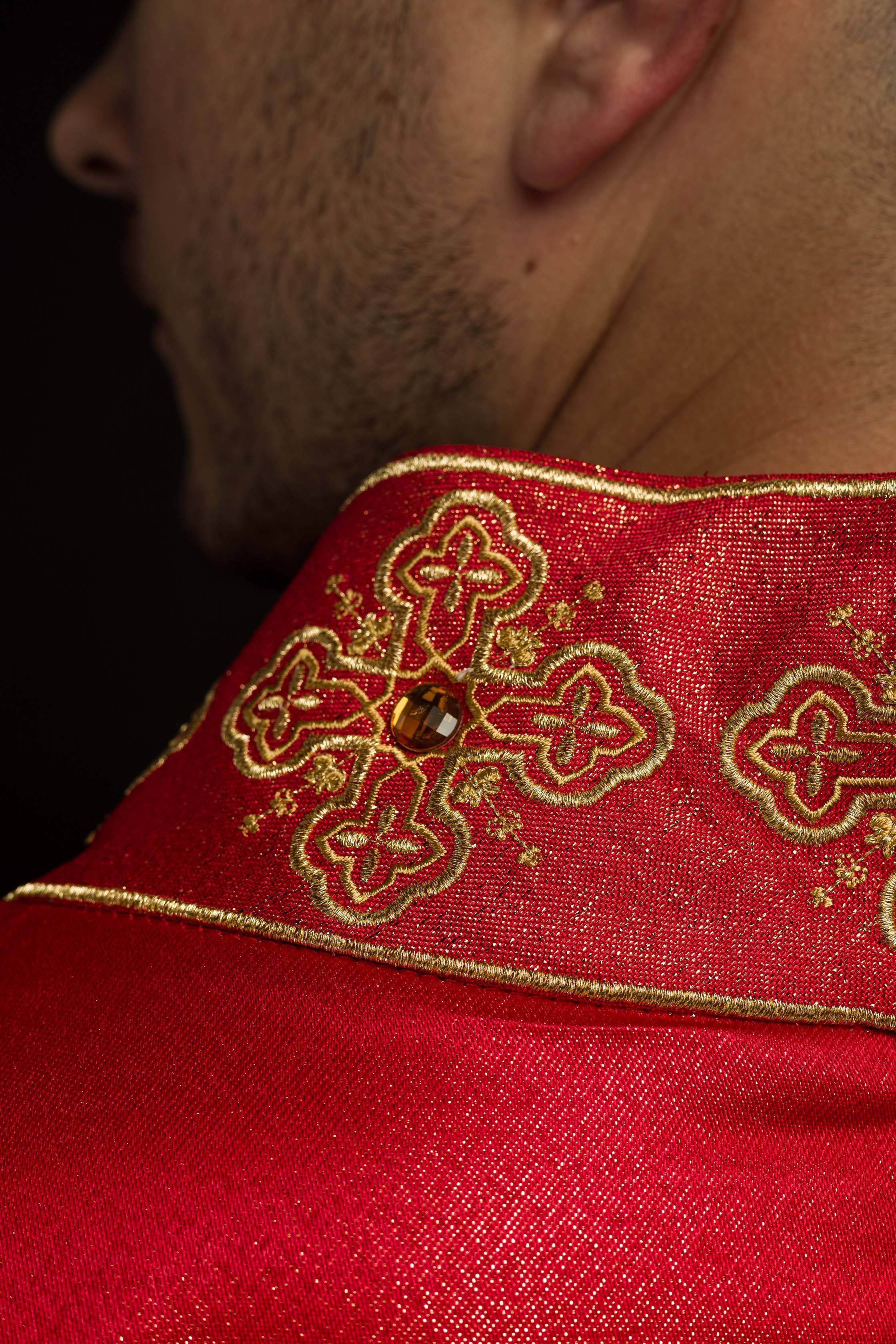 Casula vermelha com faixa e gola bordadas, adornada com pedras - chasubles.com.br