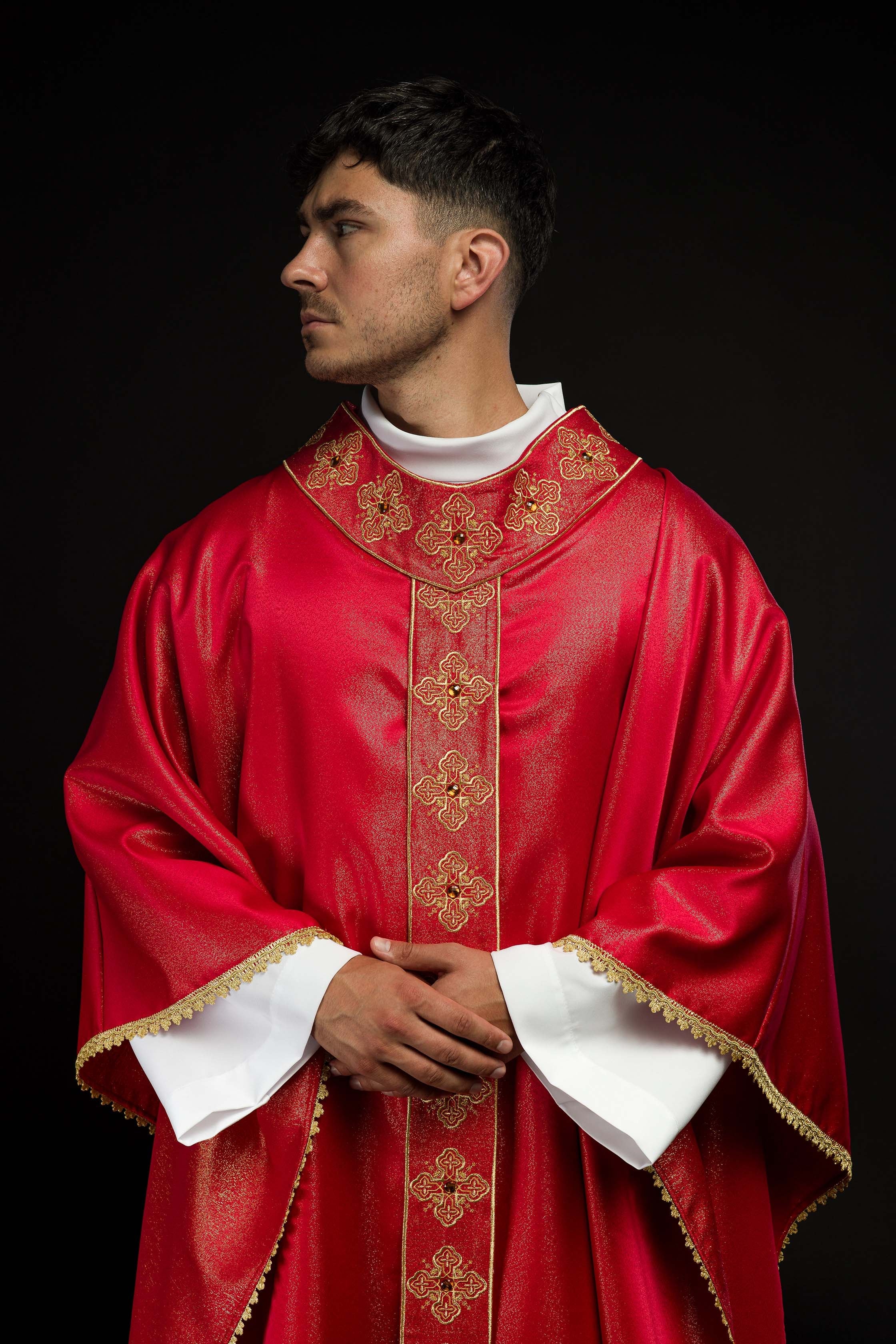 Casula vermelha com faixa e gola bordadas, adornada com pedras - chasubles.com.br