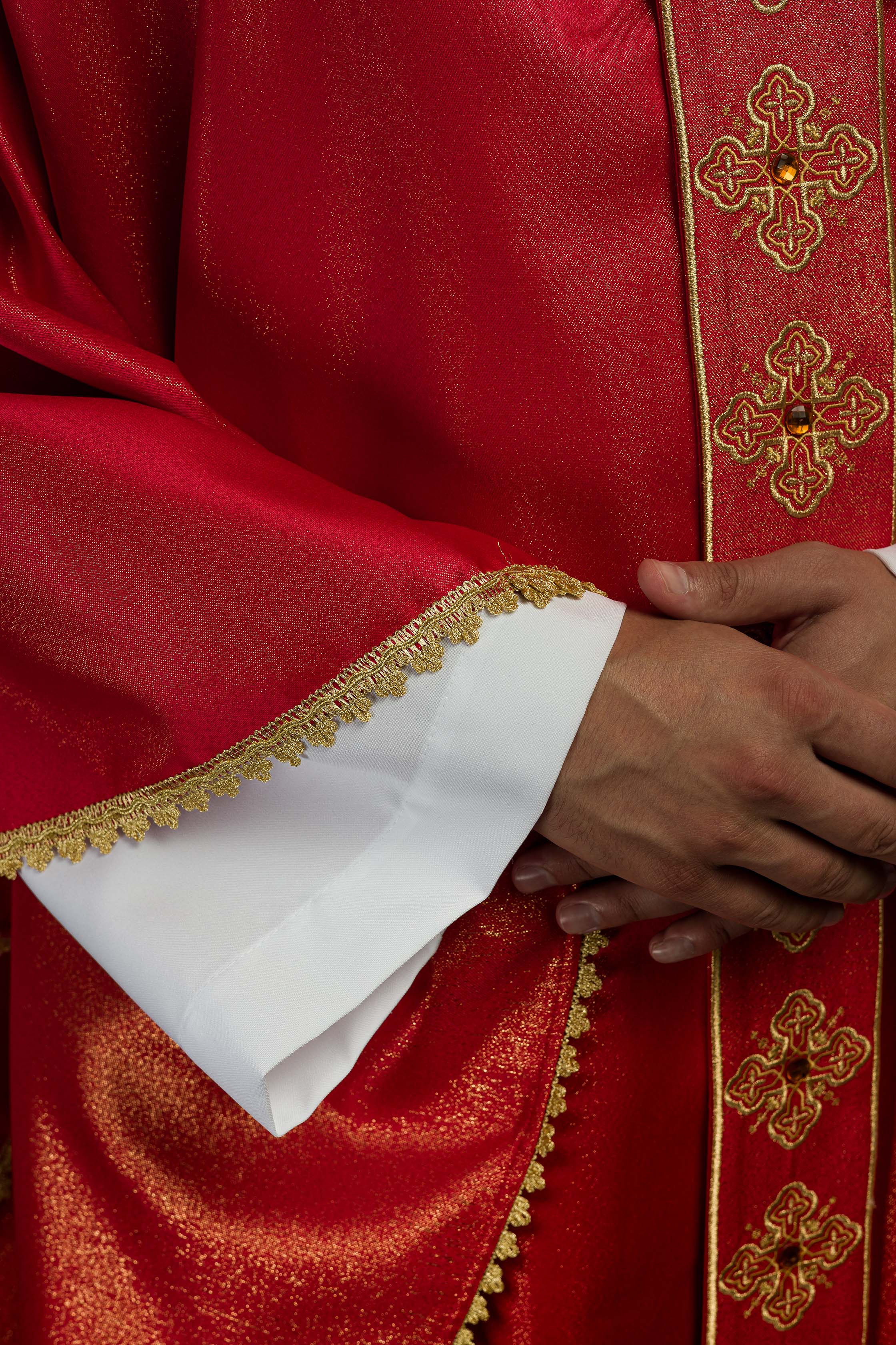 Casula vermelha com faixa e gola bordadas, adornada com pedras - chasubles.com.br