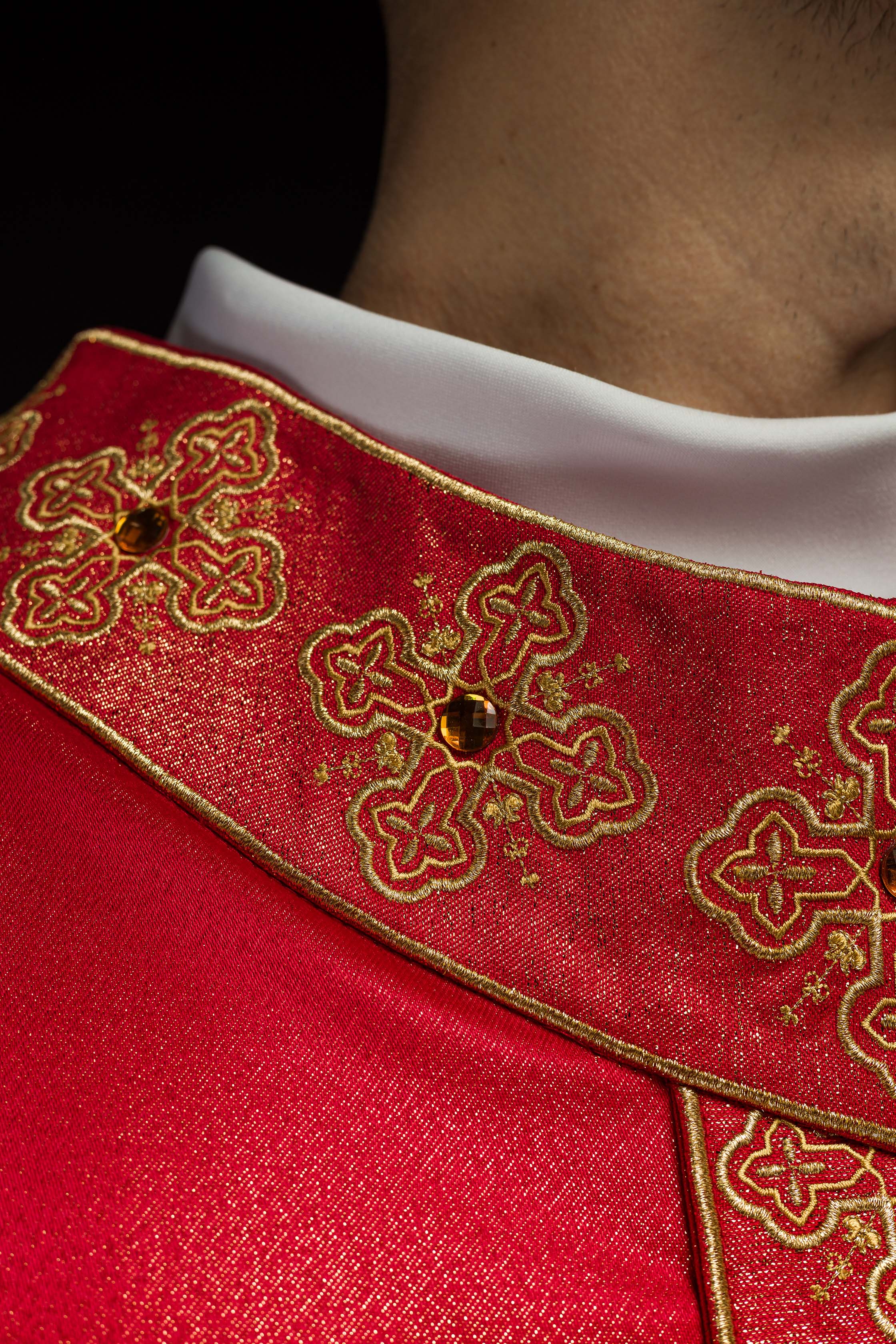 Casula vermelha com faixa e gola bordadas, adornada com pedras - chasubles.com.br