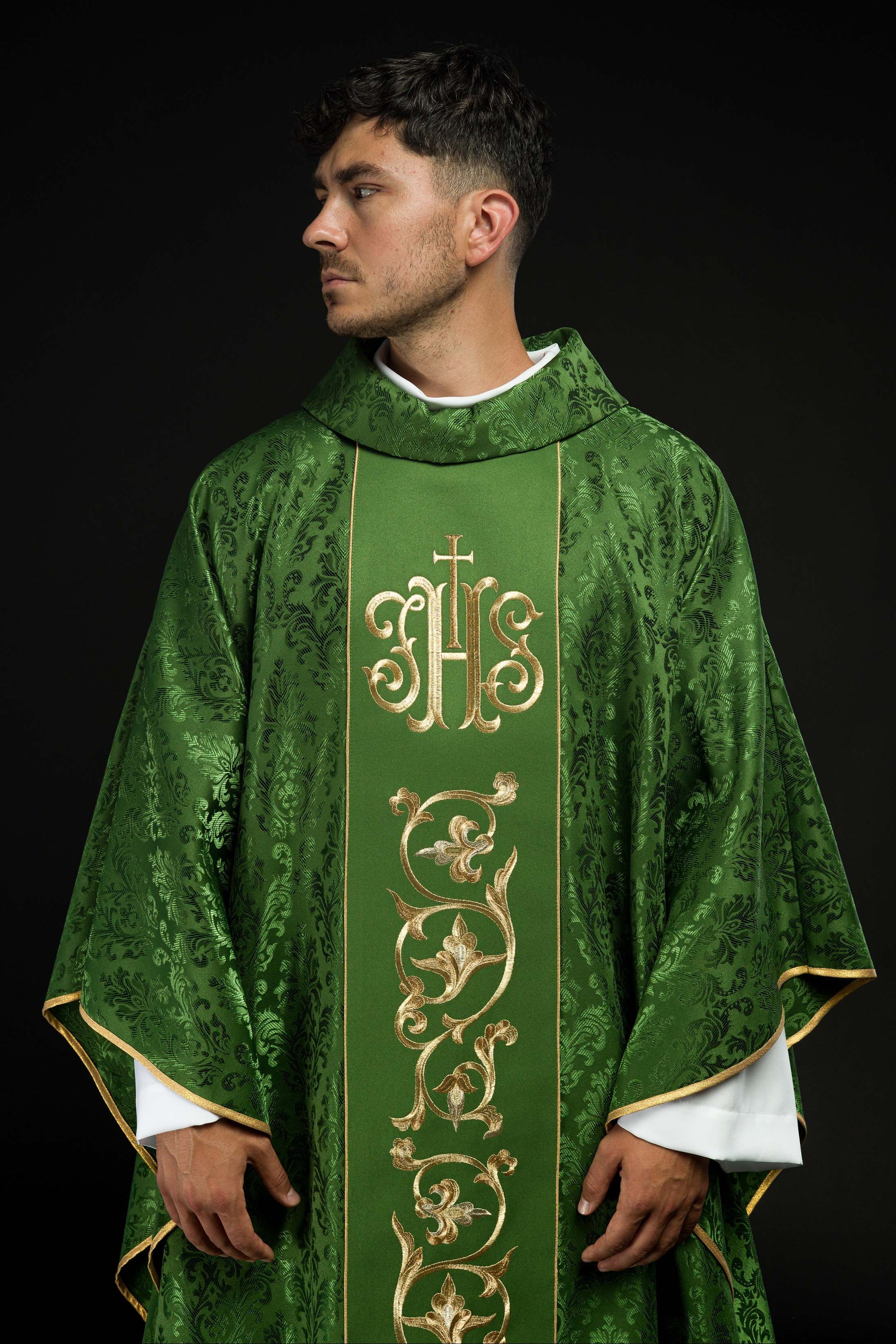 Casula verde com bordado IHS
