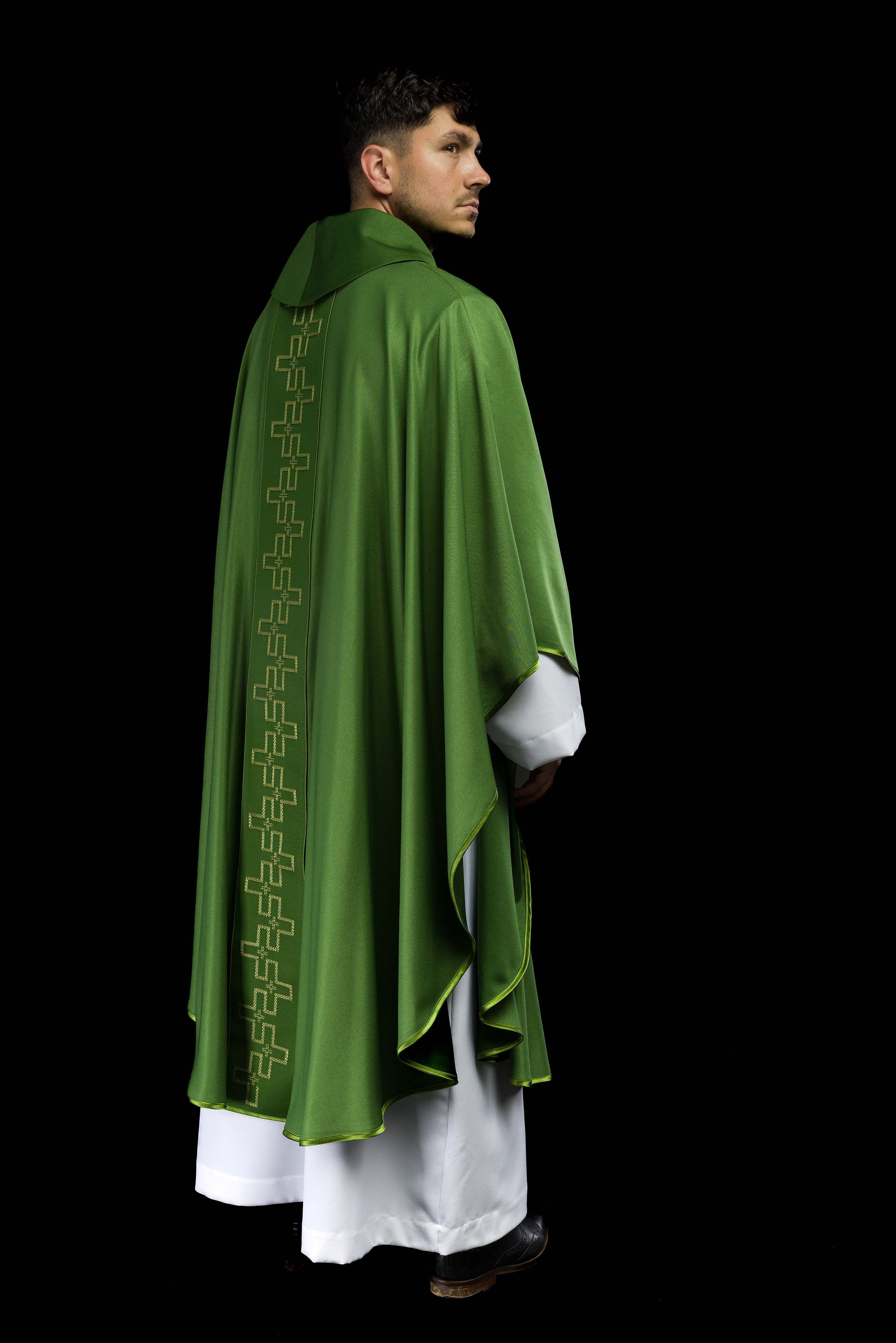 Casula verde com faixa ricamente bordada de cruzes