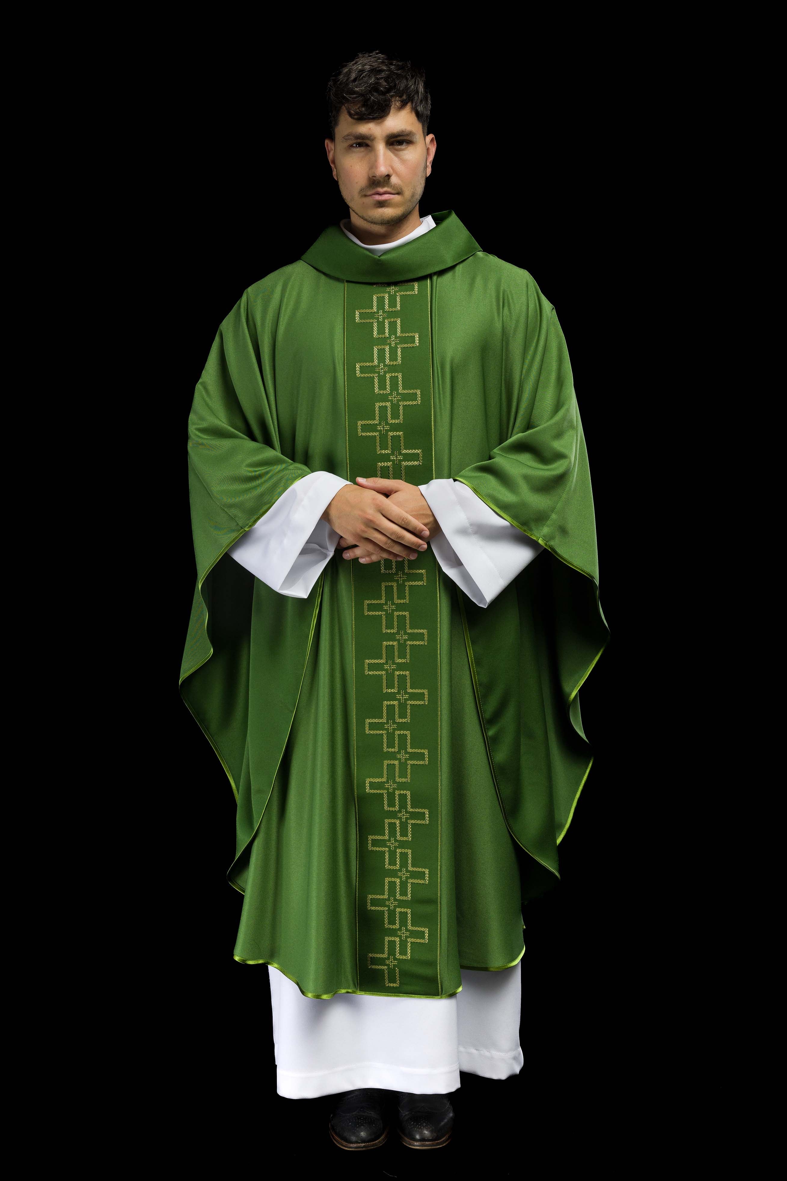 Casula verde com faixa ricamente bordada de cruzes