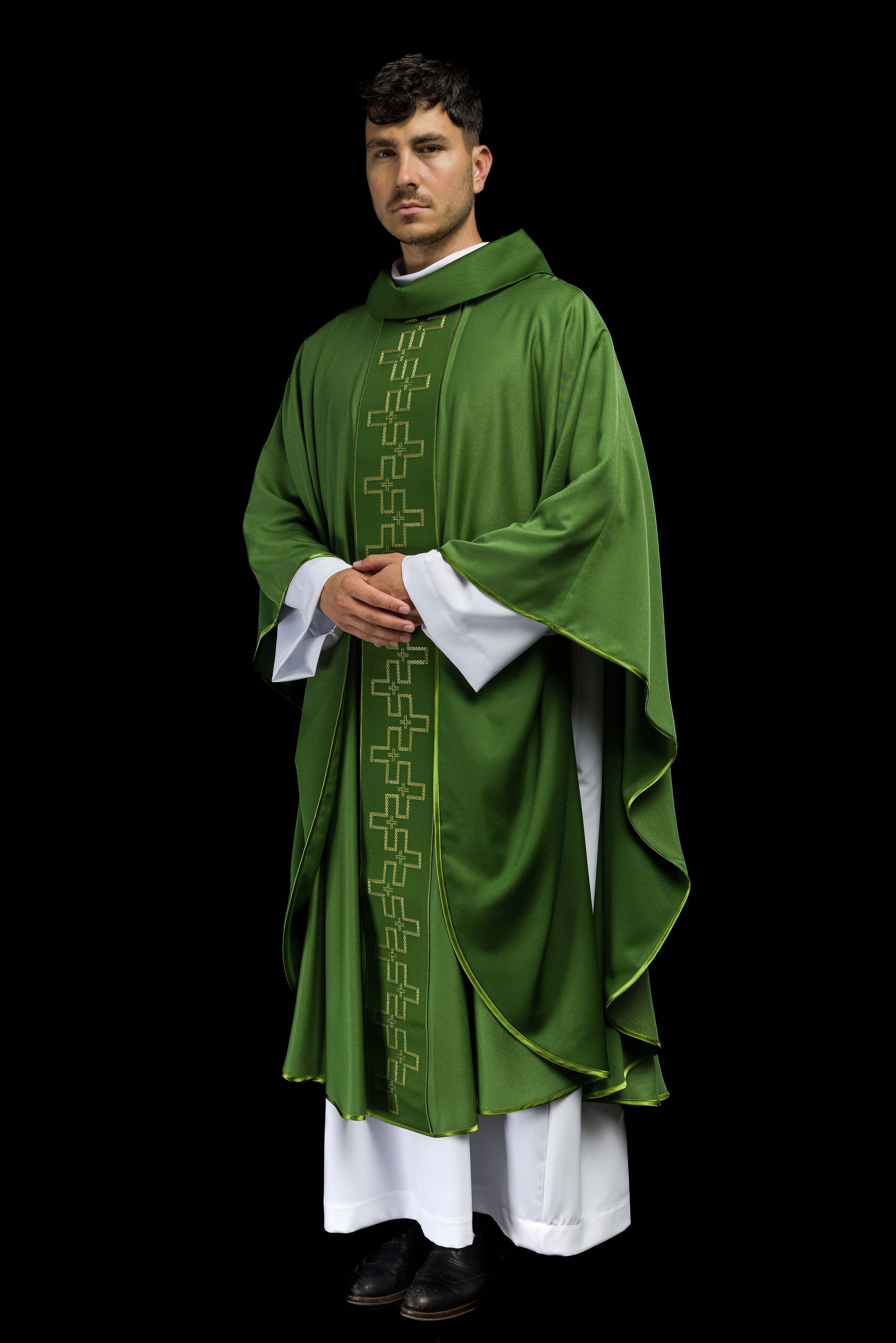 Casula verde com faixa ricamente bordada de cruzes