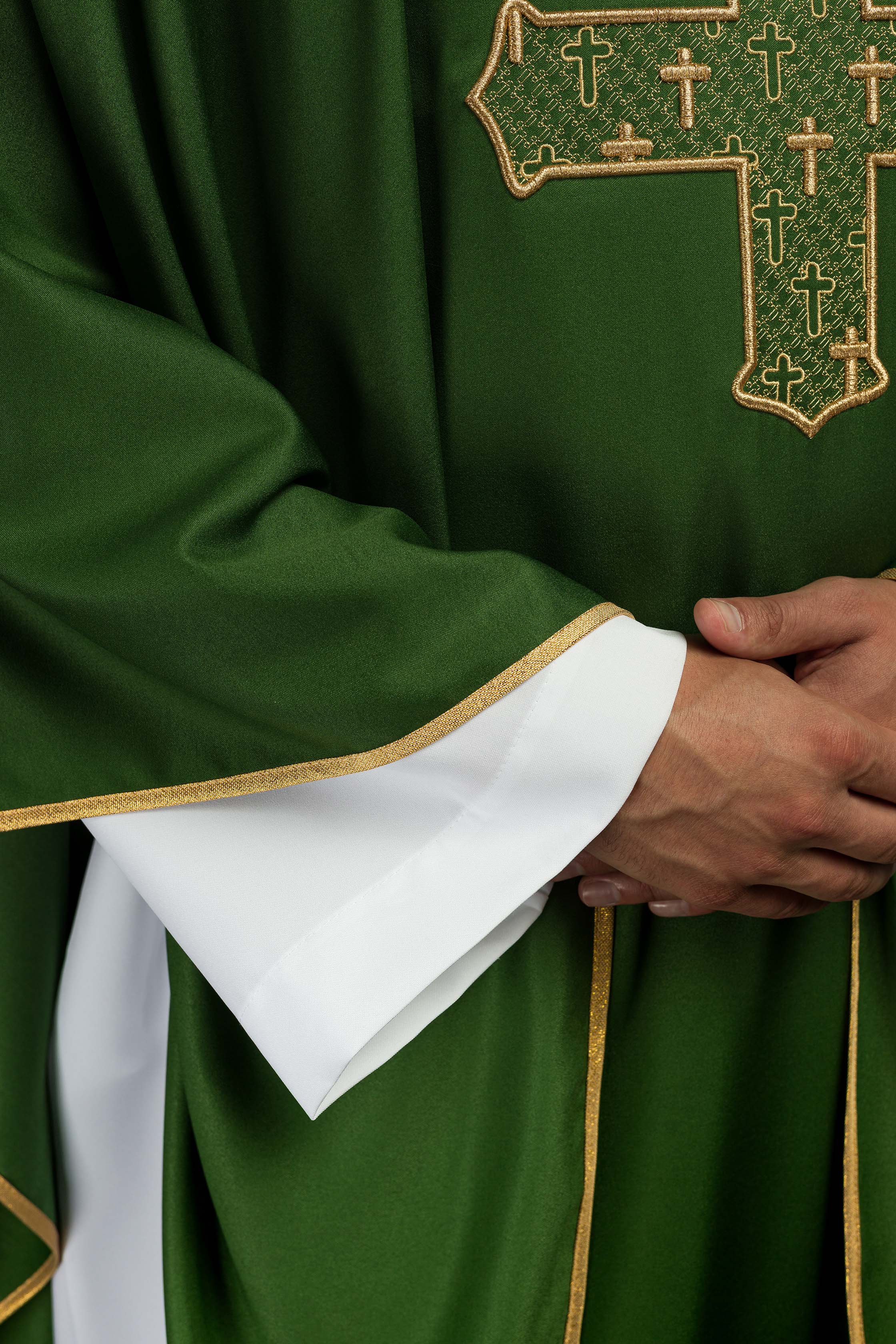 Casula verde com cruz e gola ricamente bordadas