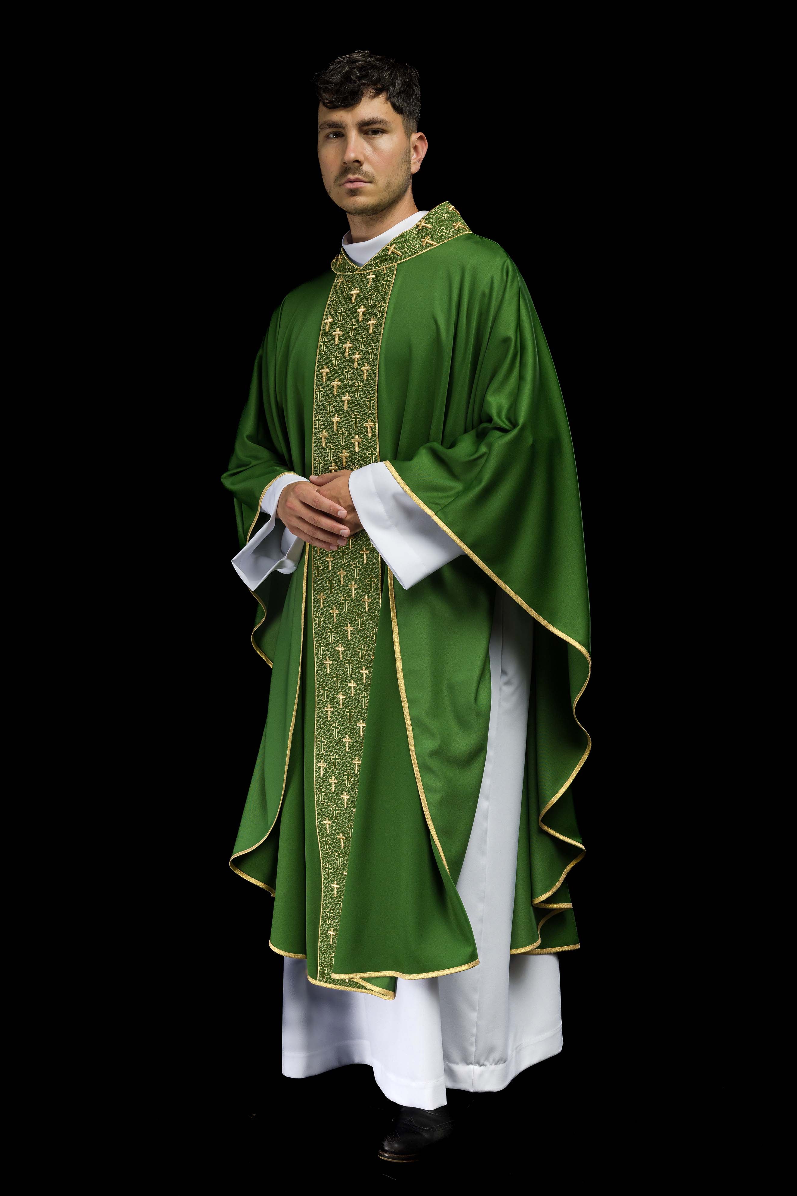 Casula verde com faixa ricamente bordada com cruzes