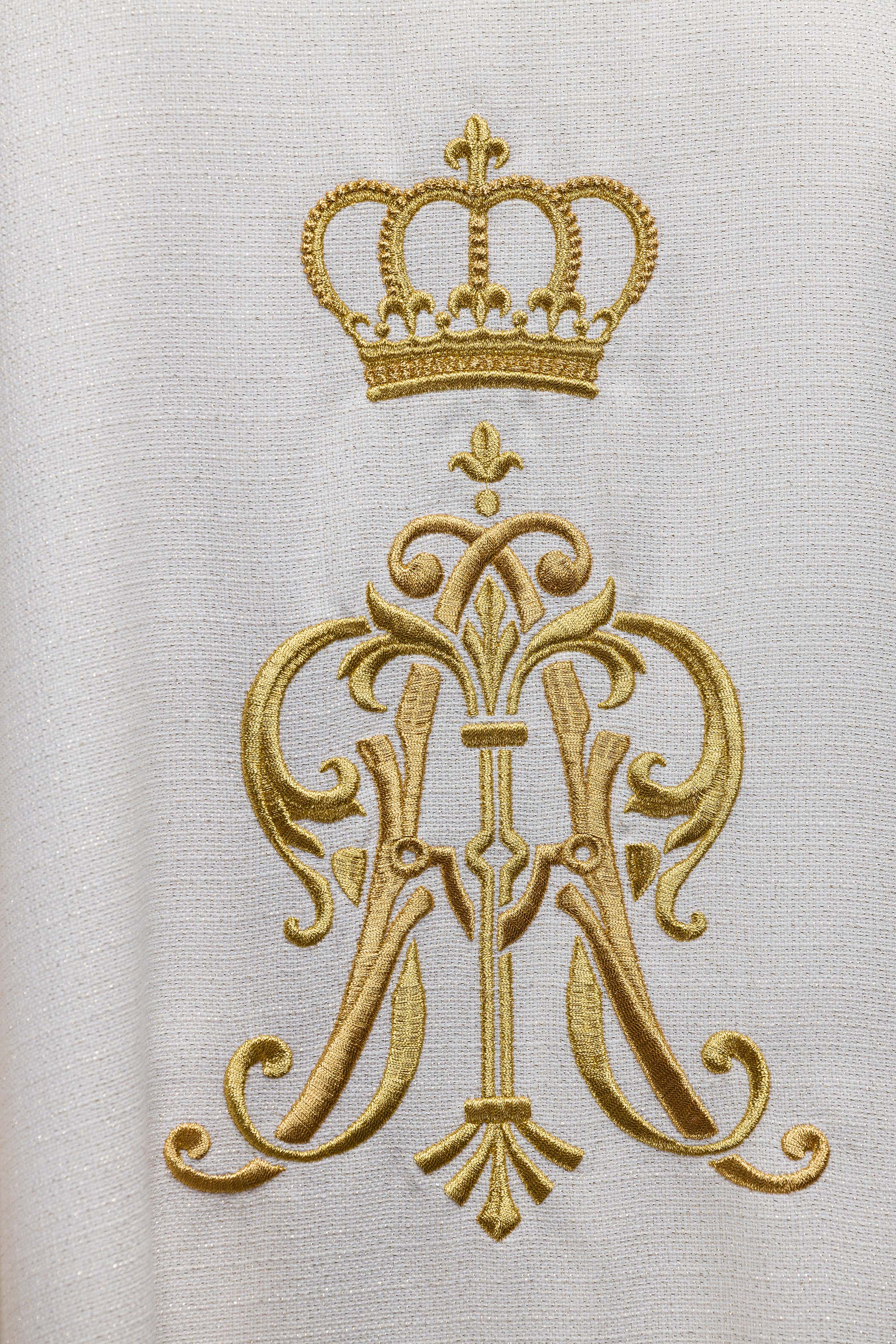 Casula litúrgica creme com brasão mariano bordado e coroa