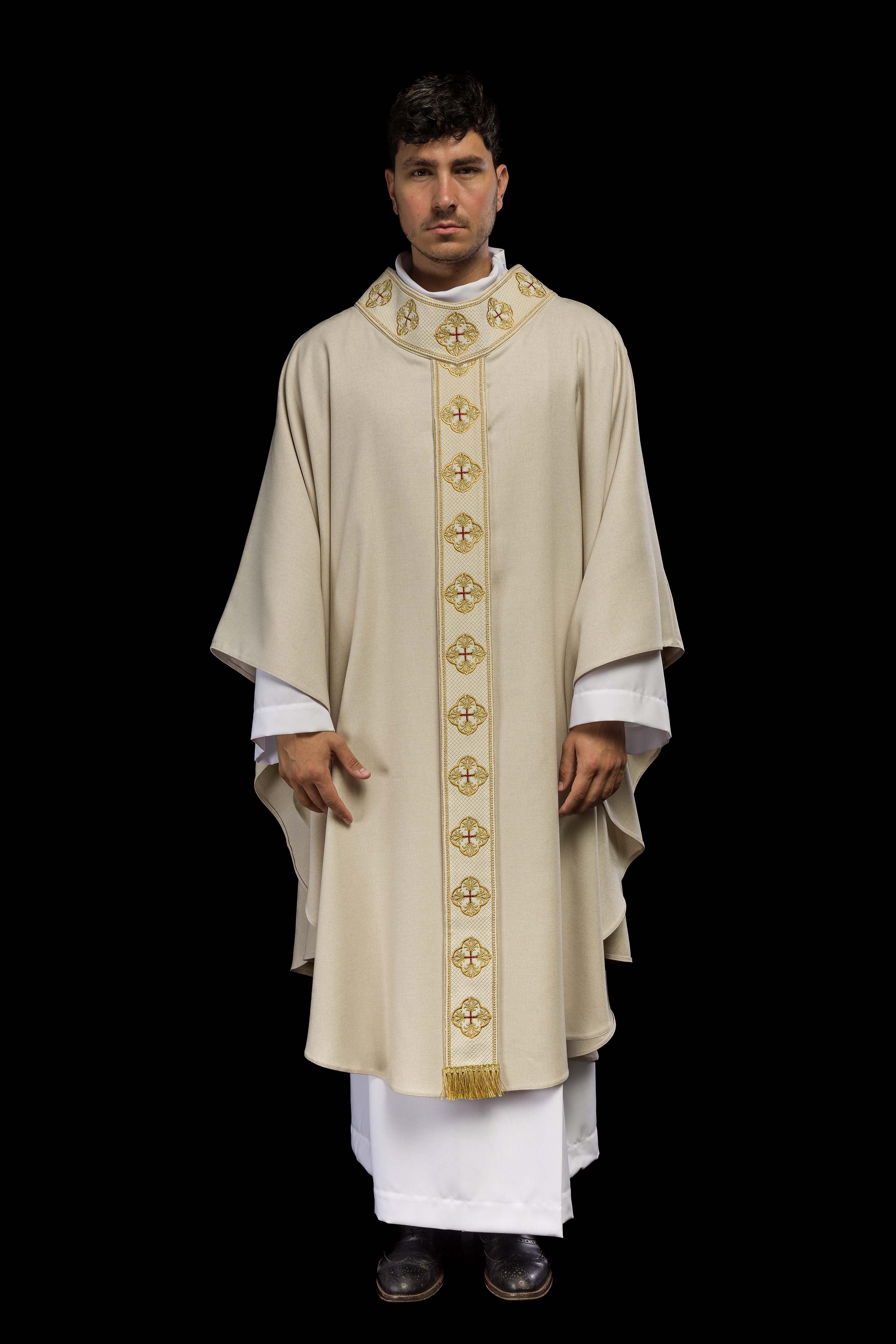 Casula creme com faixa e gola bordadas com cruzes - chasubles.com.br
