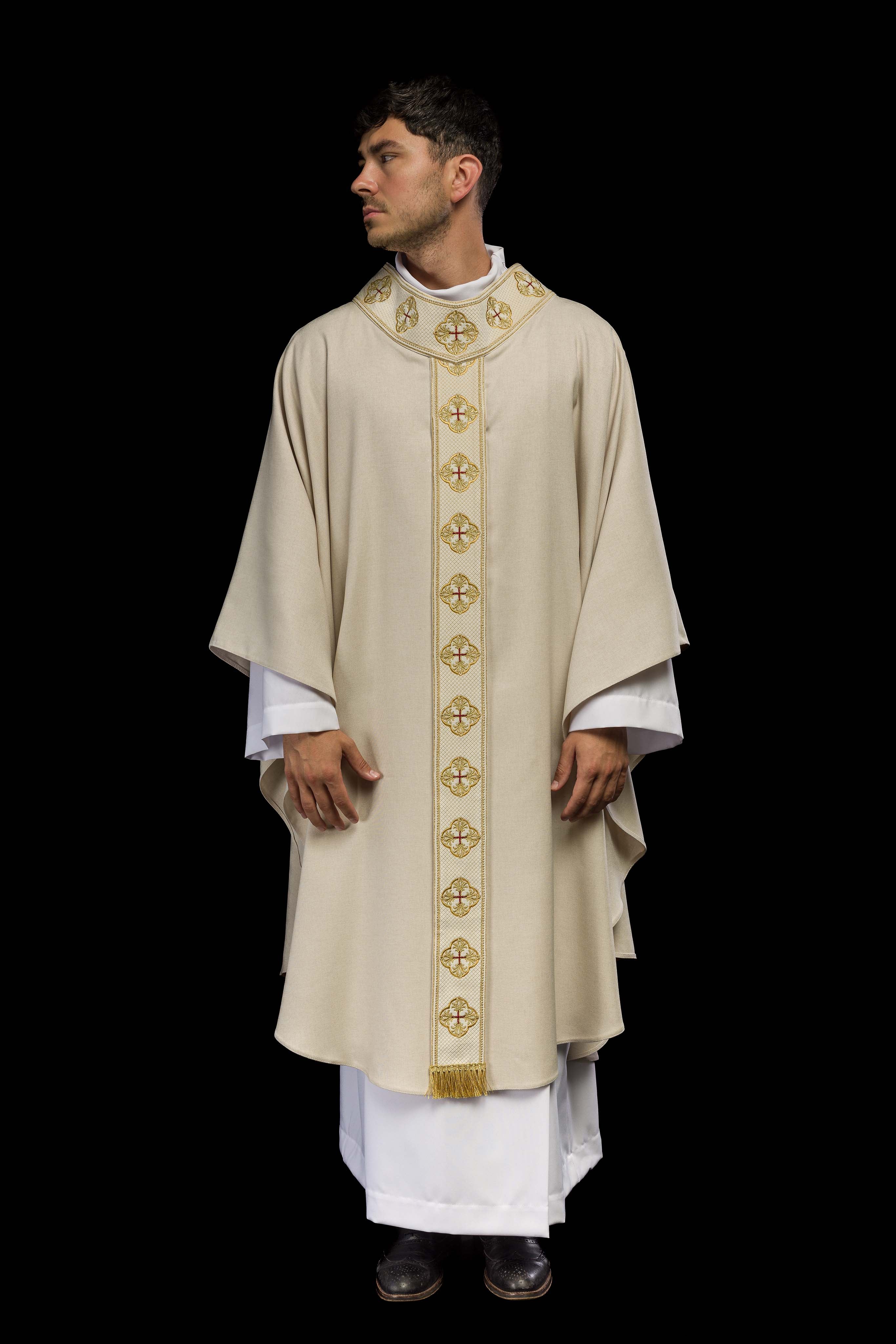 Casula creme com faixa e gola bordadas com cruzes - chasubles.com.br