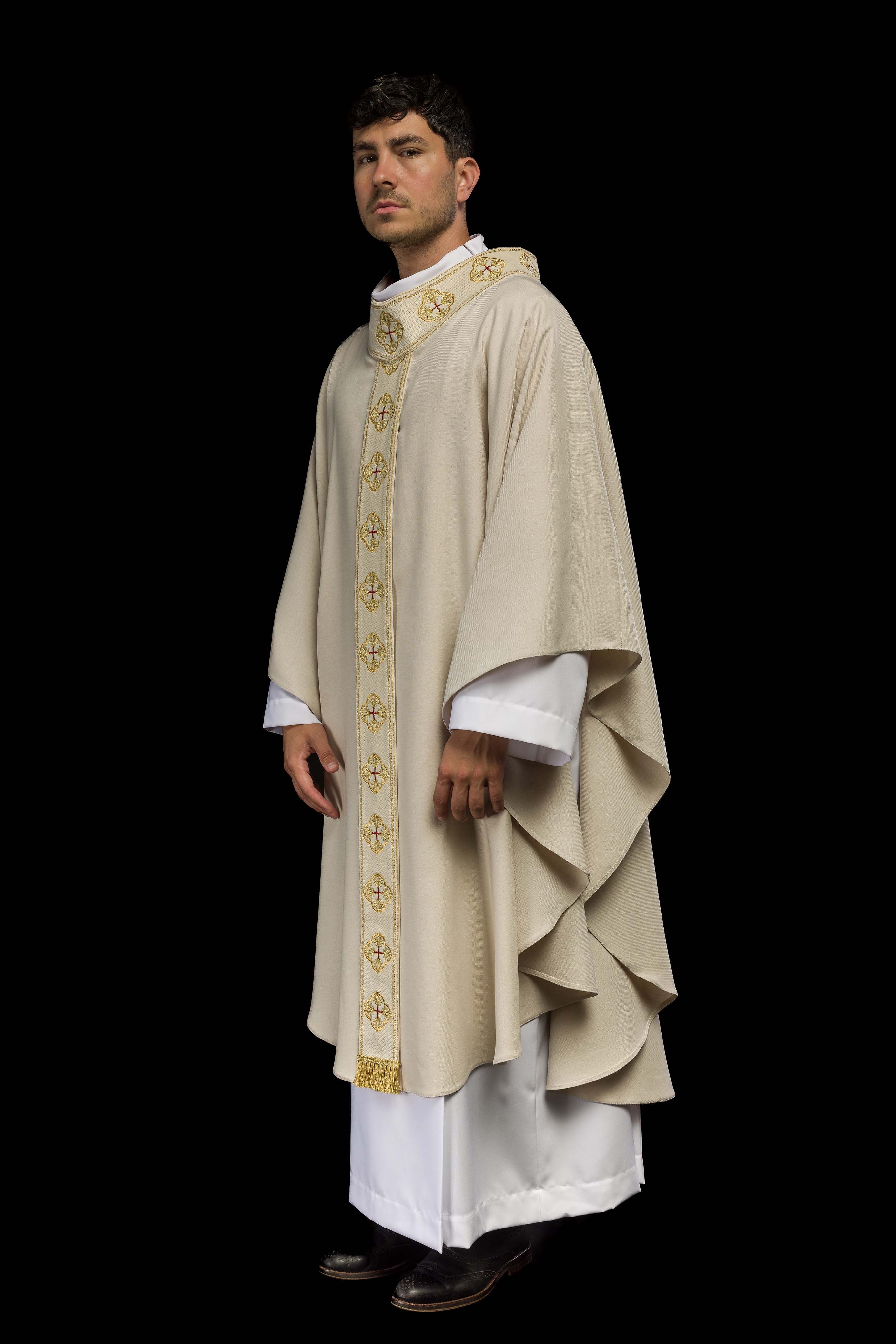 Casula creme com faixa e gola bordadas com cruzes - chasubles.com.br