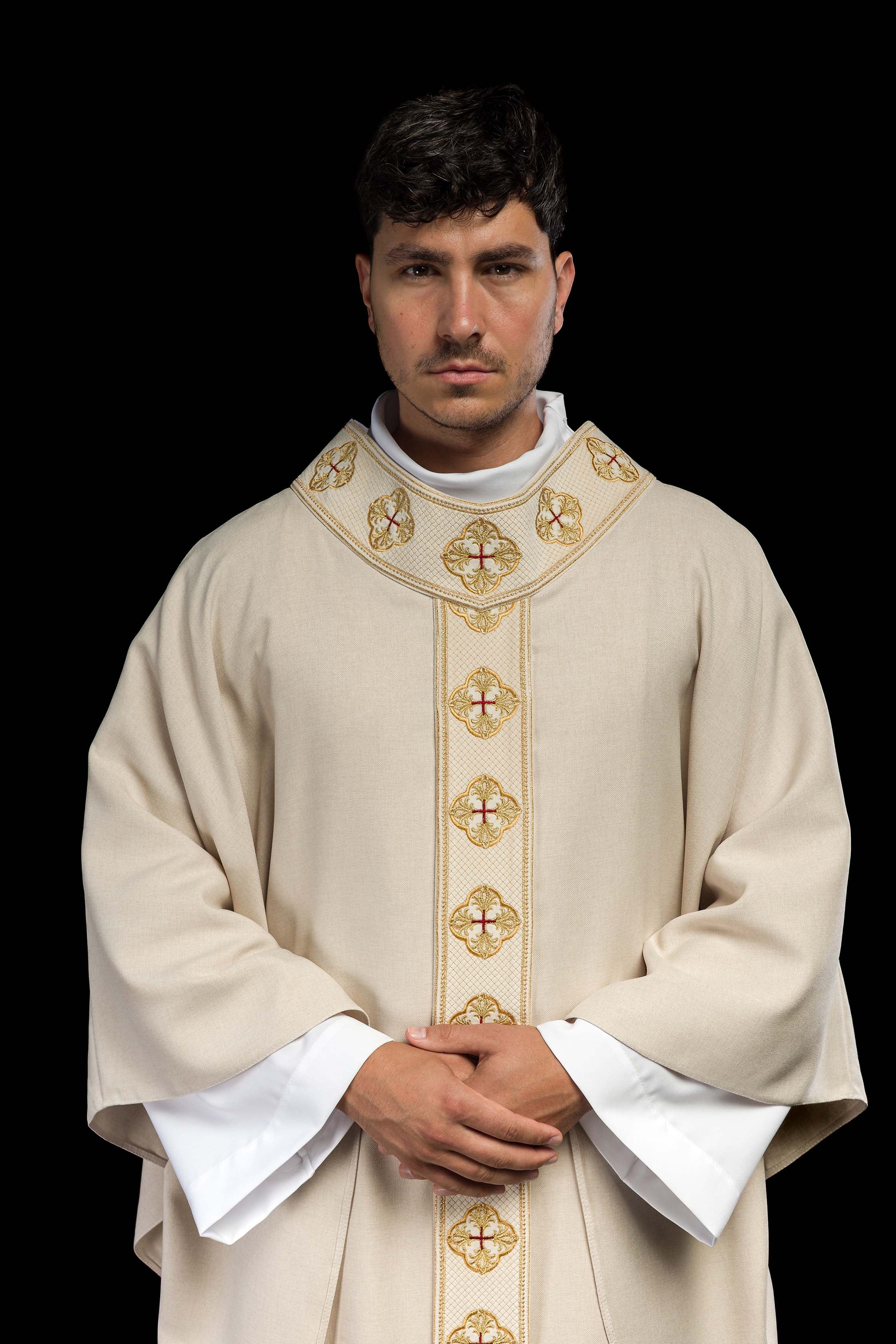 Casula creme com faixa e gola bordadas com cruzes - chasubles.com.br
